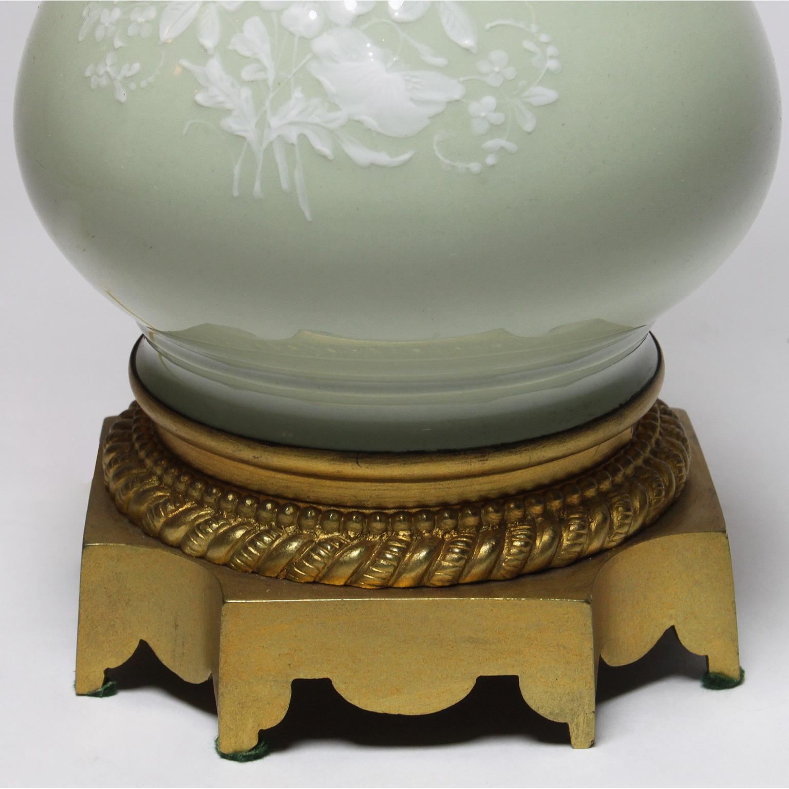 Paar Tischlampen aus Pâte-sur-Pâte-Porzellan und vergoldeter Bronze aus dem 19. und 20. Jahrhundert im Zustand „Gut“ im Angebot in Los Angeles, CA