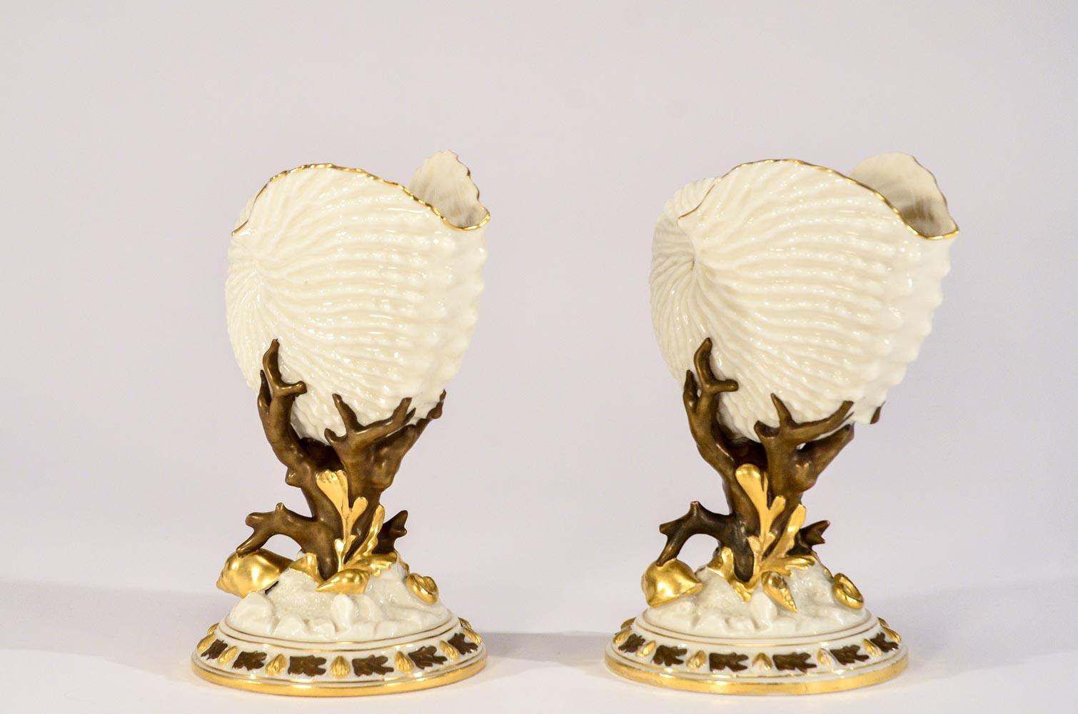 Mouvement esthétique Paire de vases Royal Worcester en coquillage et corail du mouvement esthétique du XIXe siècle en vente