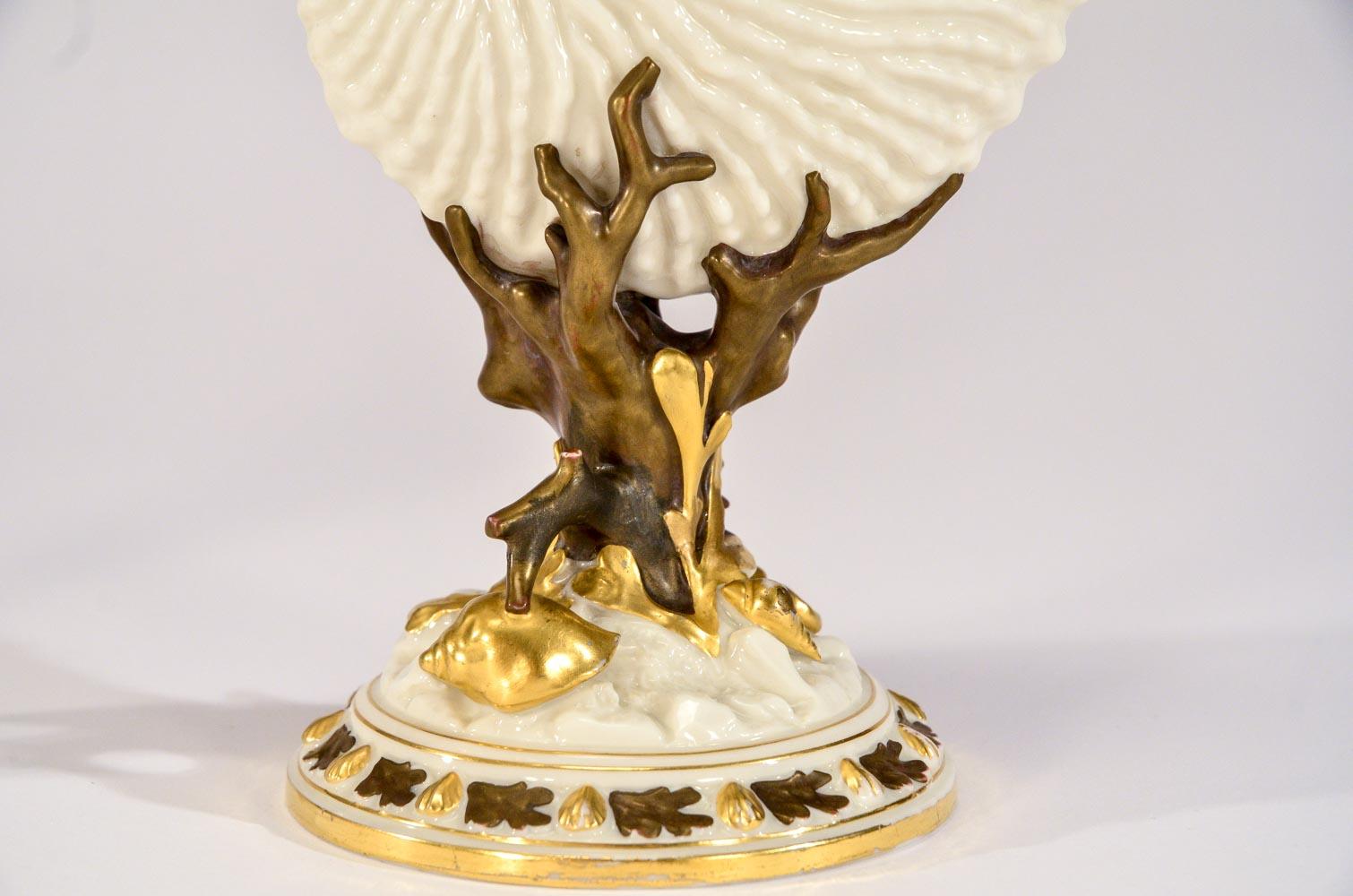 Inglese Coppia di vasi in corallo e conchiglia Royal Worcester del XIX secolo Aesthetic Movement in vendita