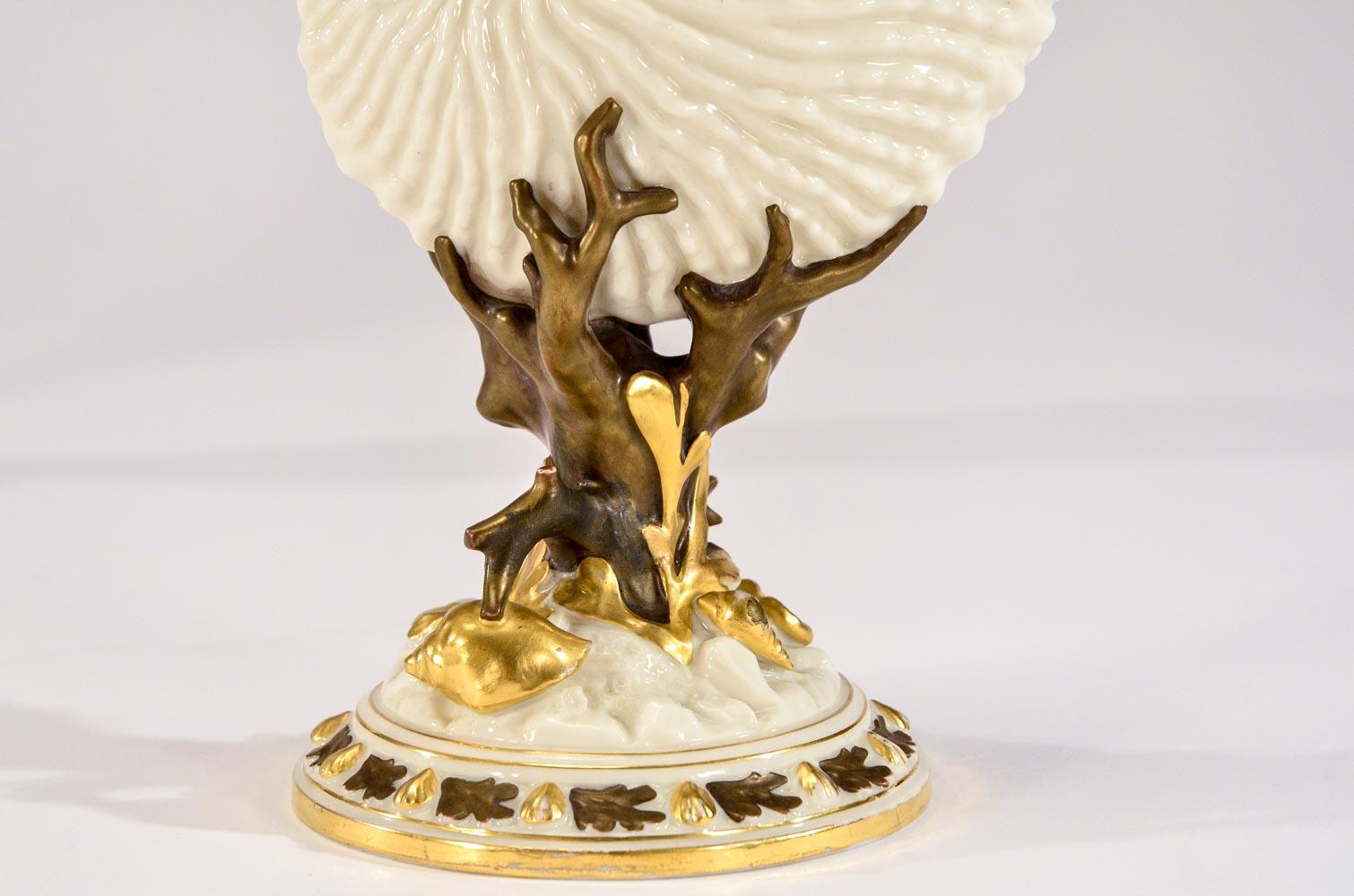 Porcelaine Paire de vases Royal Worcester en coquillage et corail du mouvement esthétique du XIXe siècle en vente