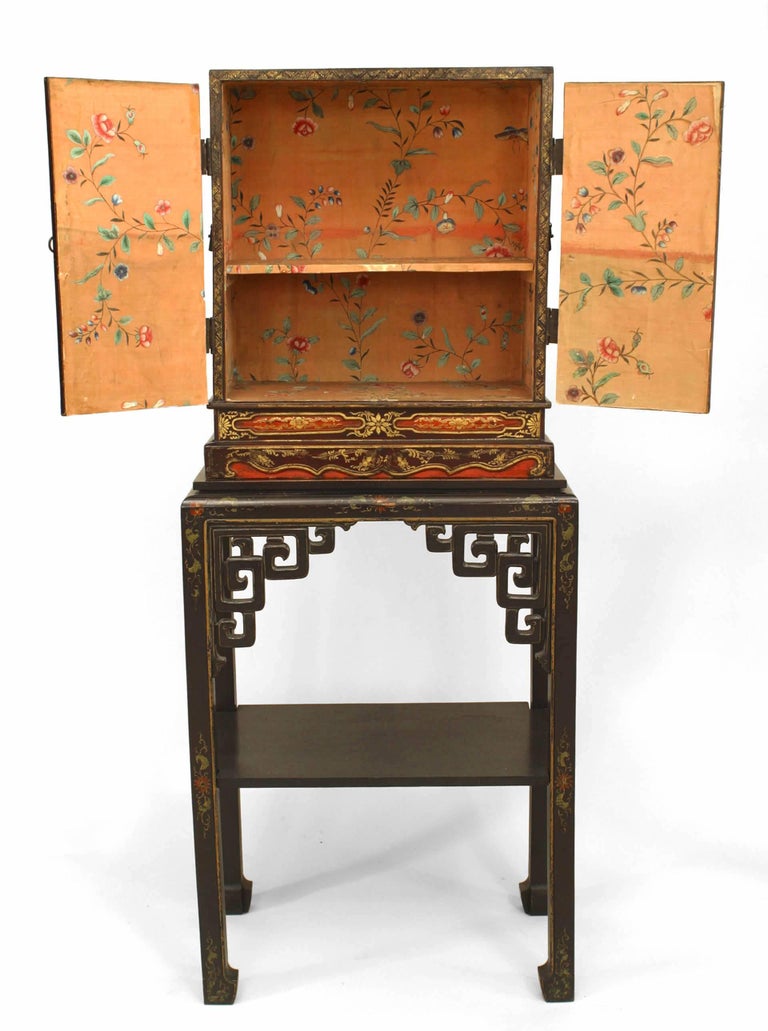 19th Century Pair of Chinese Decorated Lacquered Cabinets For Sale