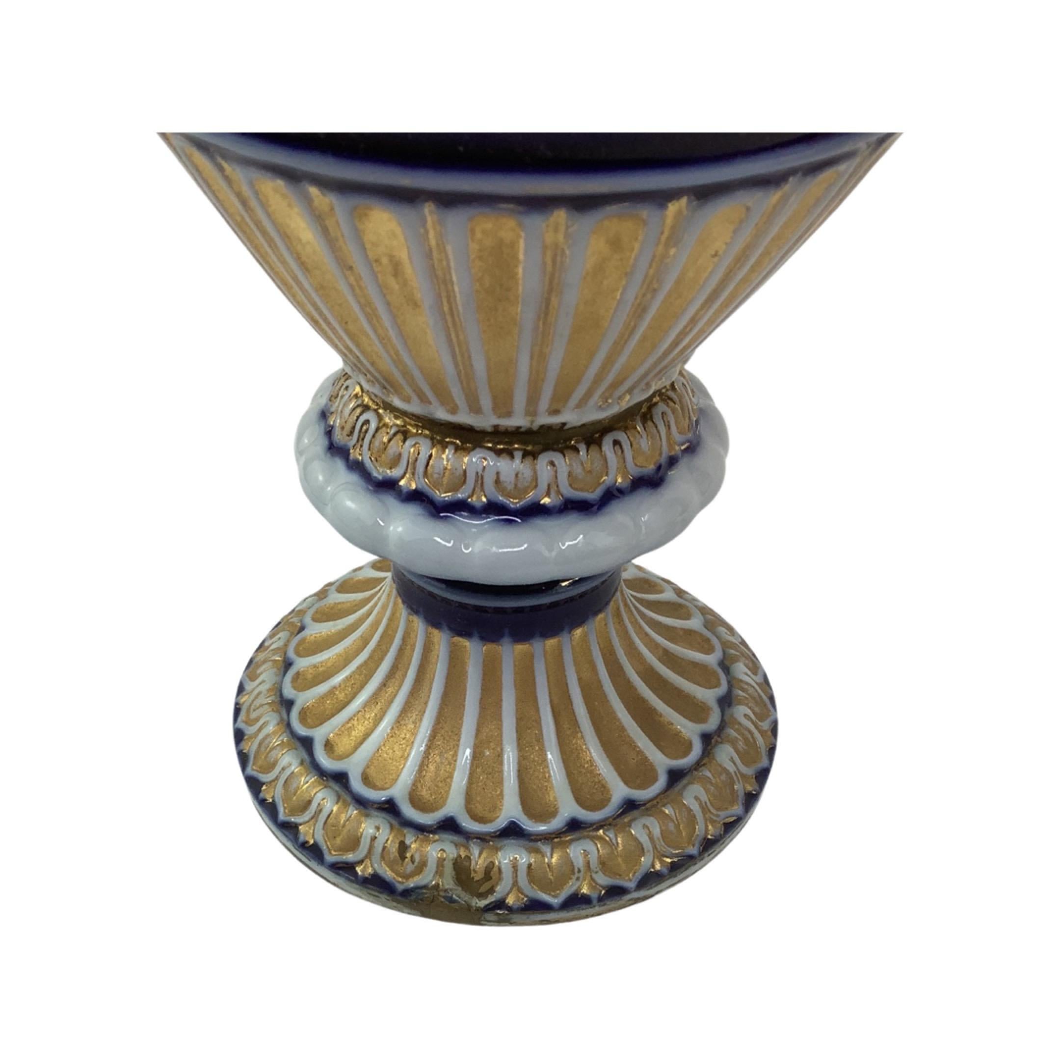 Coppia di vasi a serpente di Meissen blu cobalto del XIX secolo in stile neoclassico. Urne colorate in cobalto con manici bianchi a doppia voluta intrecciati. Le urne si trovano su basi rotonde dorate. Qualità eccezionale con firma Meissen a spada