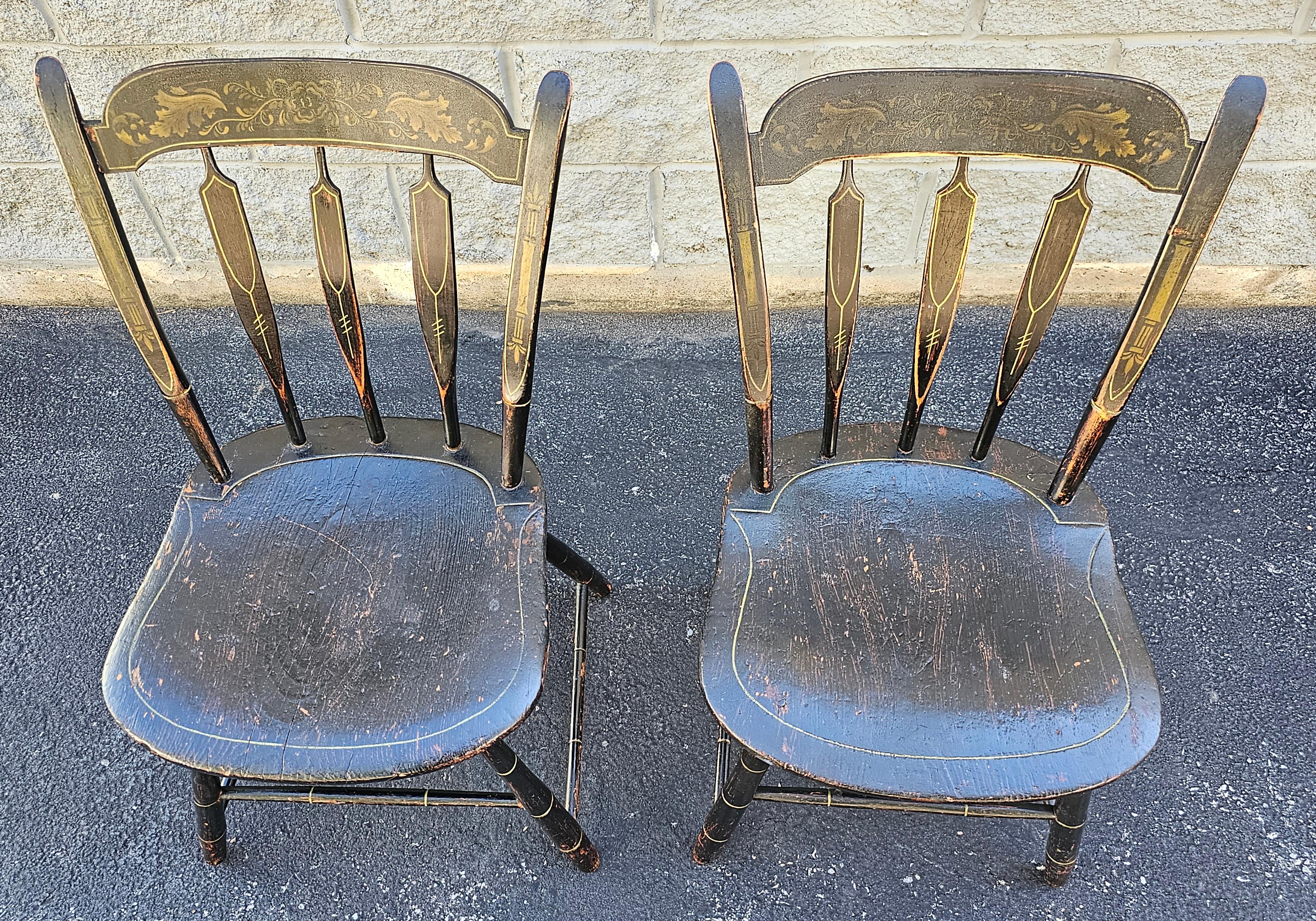 Ein Paar frühe amerikanische Ebonisierte und handbemalte und verzierte Beistellstühle des 19. Jahrhunderts mit toller Patina.
Messen Sie 19
