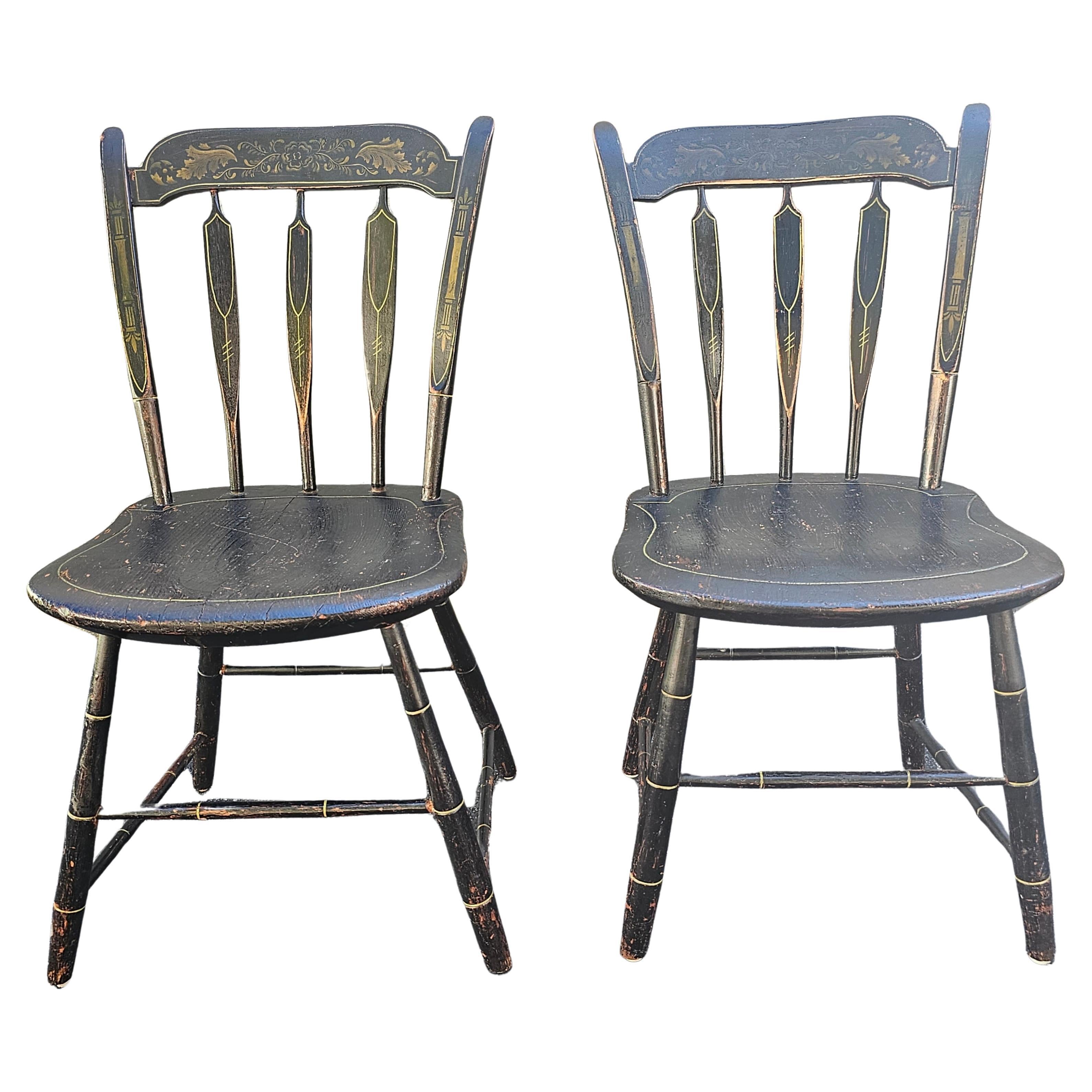 Pareja de sillas auxiliares americanas decoradas y ebonizadas del s. XIX