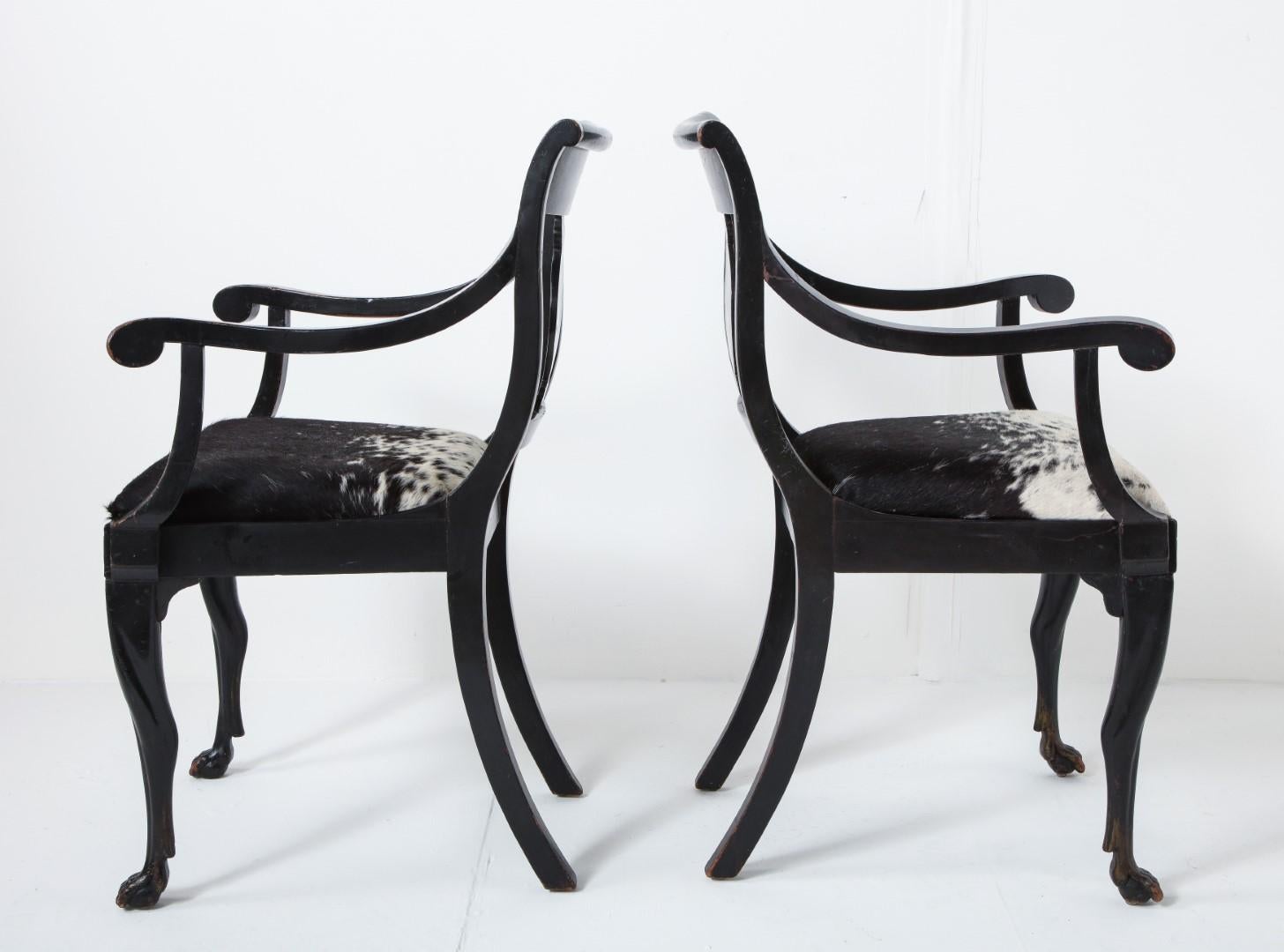 Paar ebonisierte englische Regency-Sessel mit Ponysitzen und Monogramm im Angebot 5