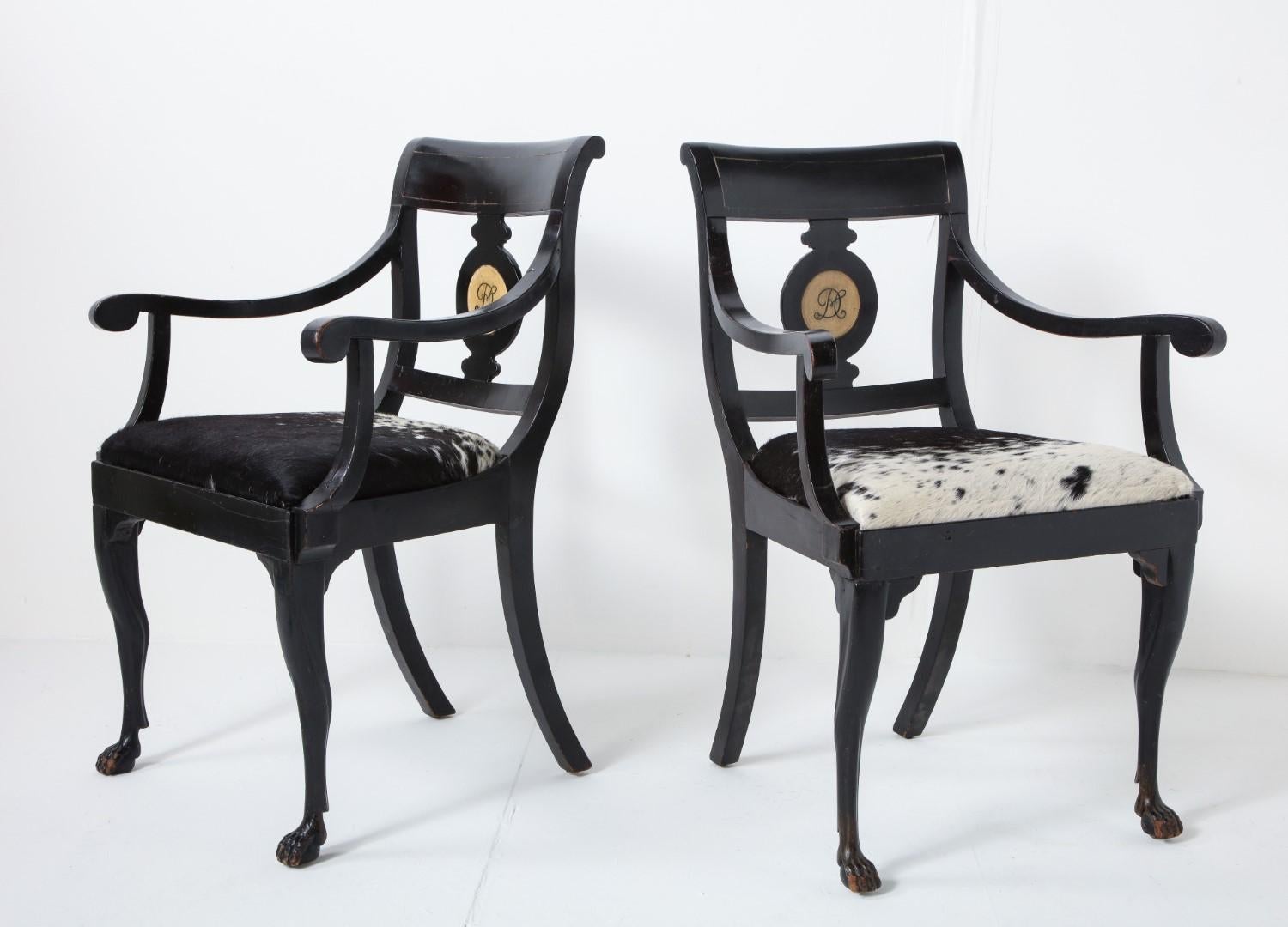 Paar ebonisierte englische Regency-Sessel mit Ponysitzen und Monogramm (19. Jahrhundert) im Angebot