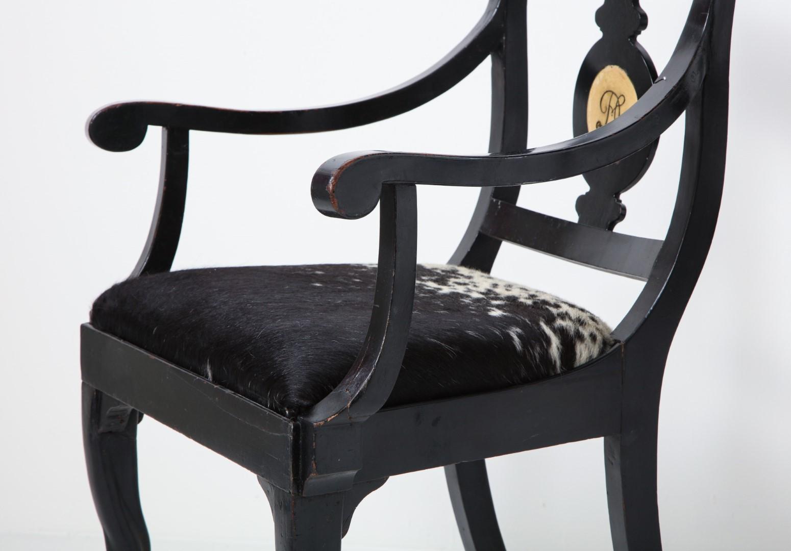 Paar ebonisierte englische Regency-Sessel mit Ponysitzen und Monogramm (Tierhaut) im Angebot