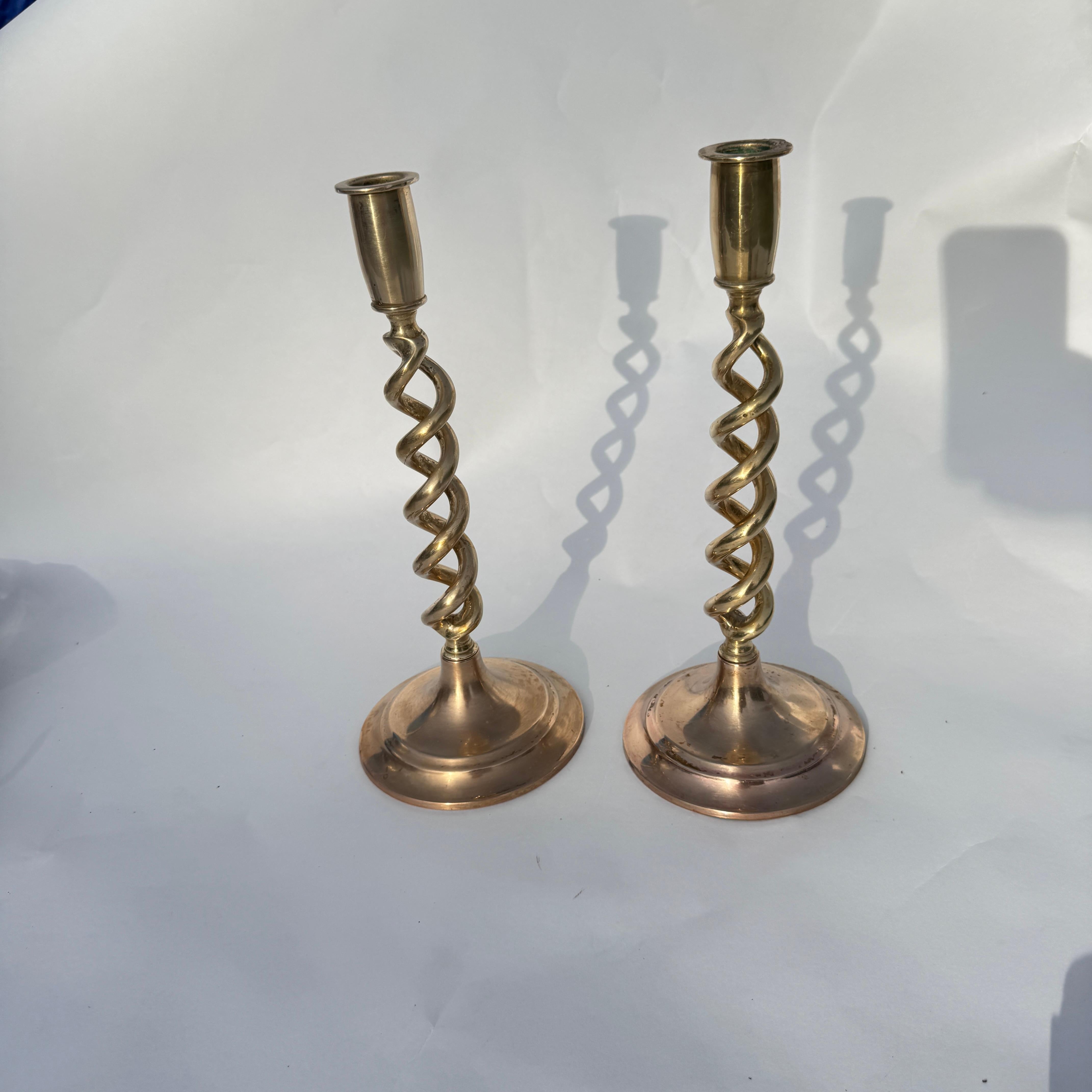 Vittoriano Coppia di candelabri inglesi in ottone del 19° secolo a forma di orzo in vendita