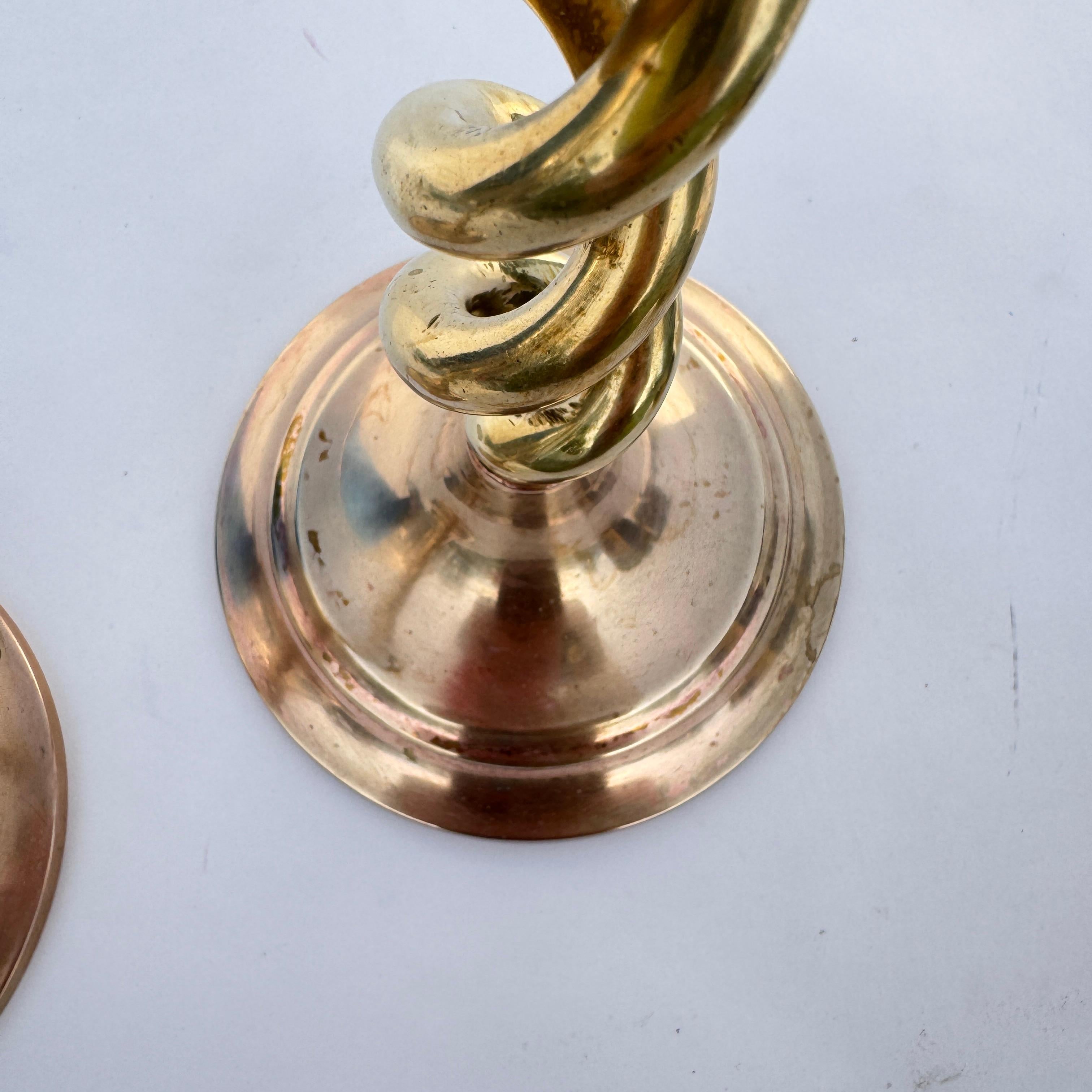 Oggetti in metallo Coppia di candelabri inglesi in ottone del 19° secolo a forma di orzo in vendita