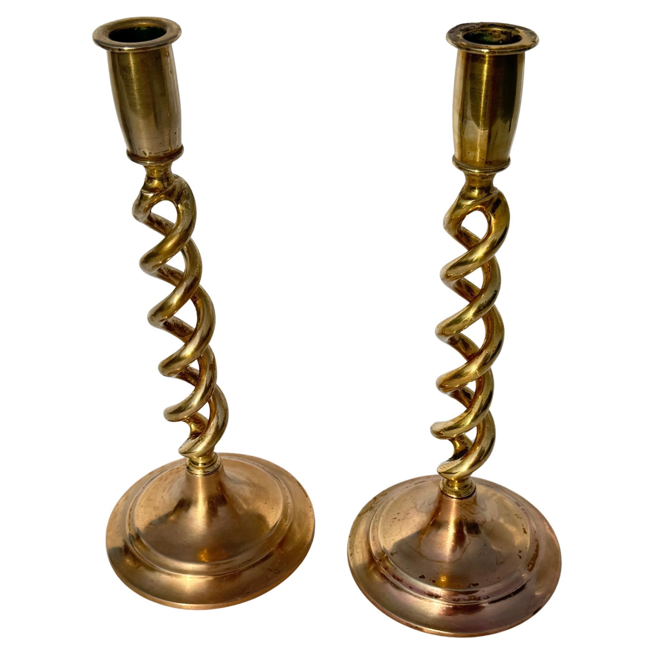 Coppia di candelabri inglesi in ottone del 19° secolo a forma di orzo