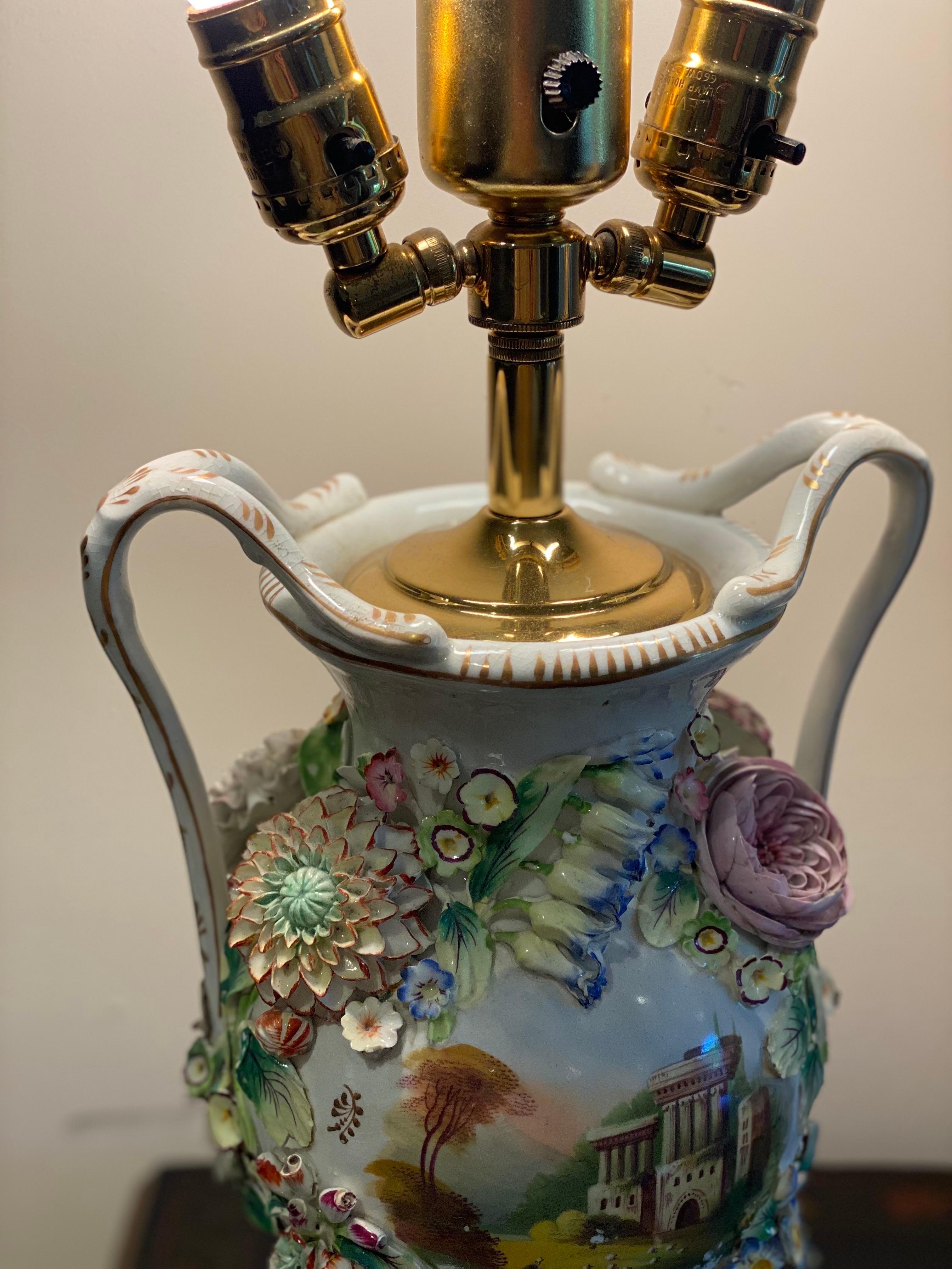 Paire de vases à deux bras en porcelaine Coalport Porcelain anglaise du C.I.C. transformés en lampes en vente 6