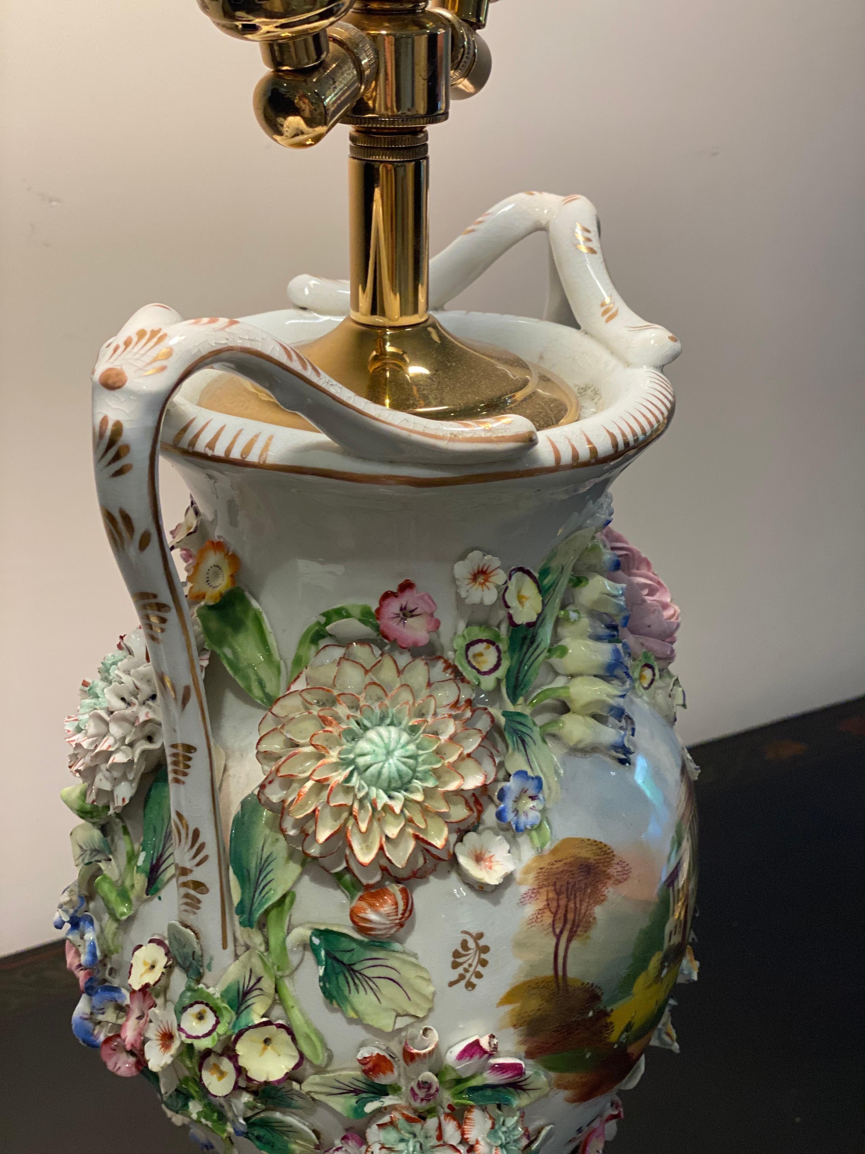 Paire de vases à deux bras en porcelaine Coalport Porcelain anglaise du C.I.C. transformés en lampes en vente 7