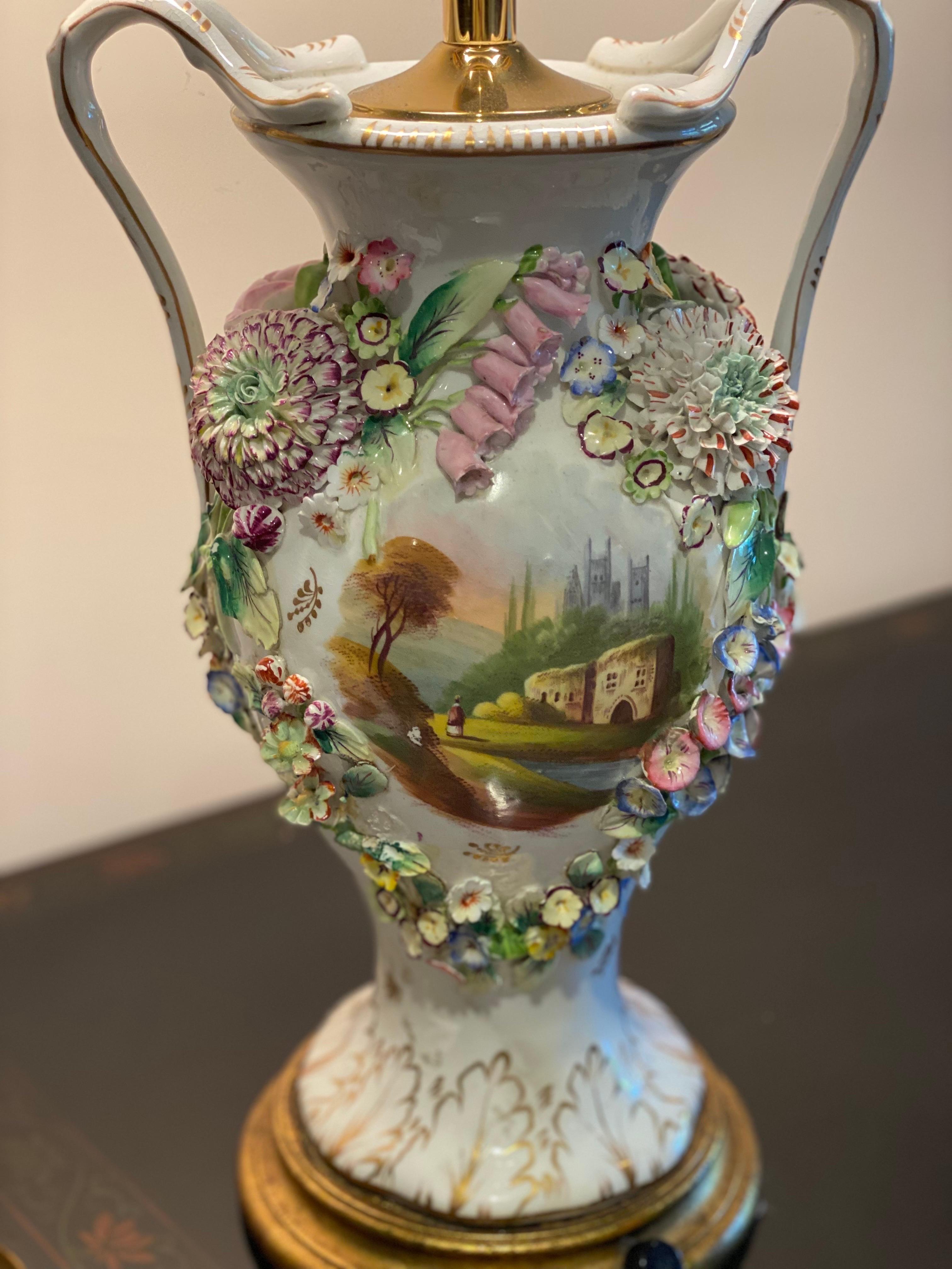 Paire de vases à deux bras en porcelaine Coalport Porcelain anglaise du C.I.C. transformés en lampes en vente 9