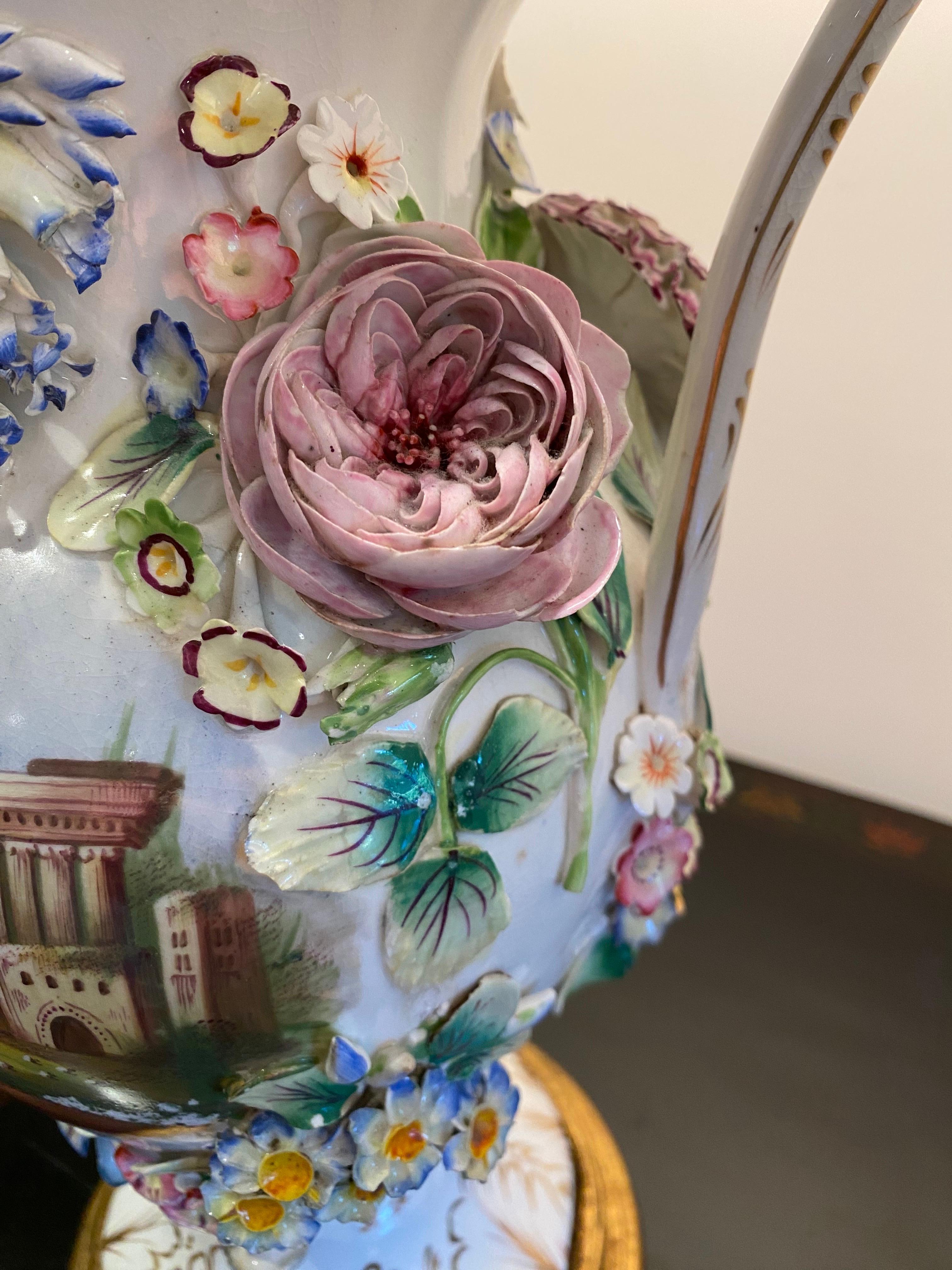 Paire de vases à deux bras en porcelaine Coalport Porcelain anglaise du C.I.C. transformés en lampes en vente 11
