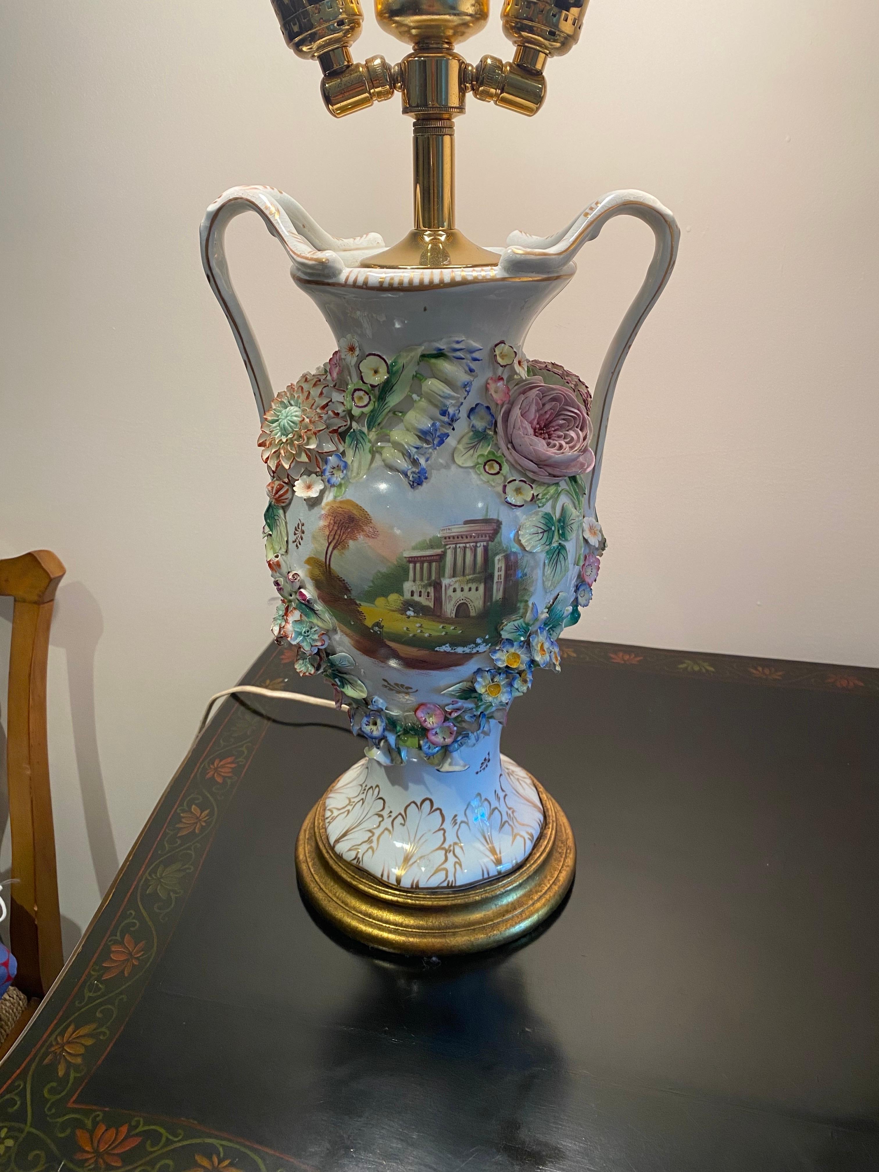 Paire de vases à deux bras en porcelaine Coalport Porcelain anglaise du C.I.C. transformés en lampes en vente 12