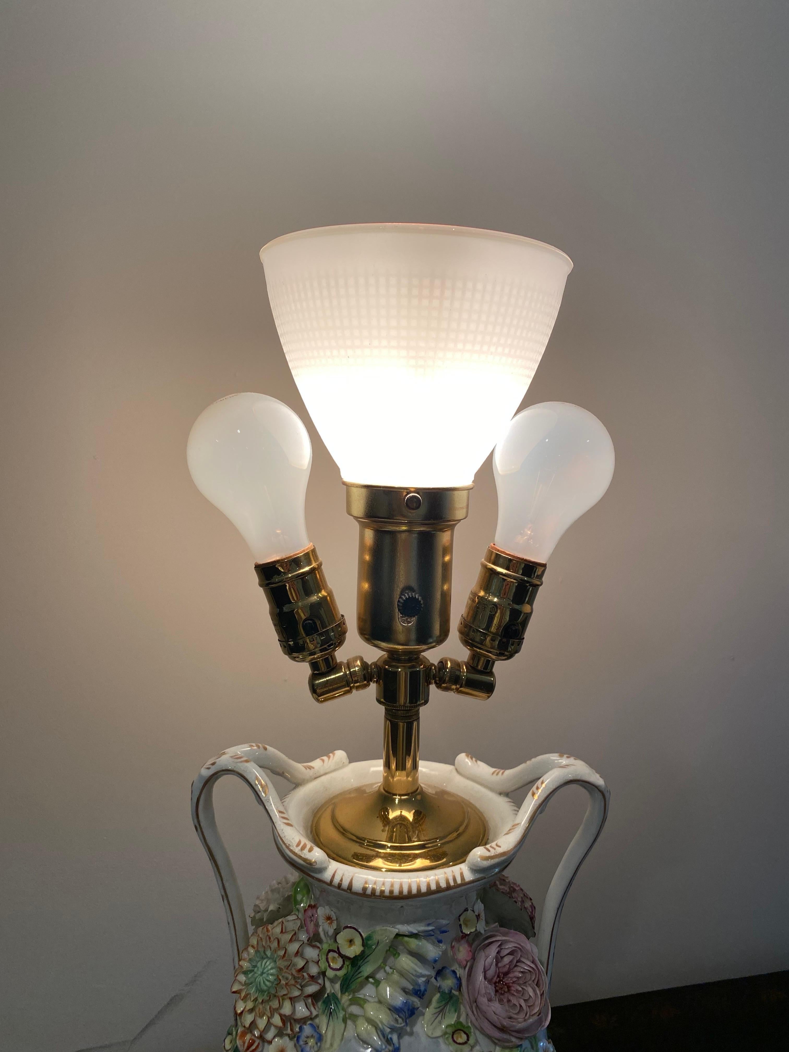 Paire de vases à deux bras en porcelaine Coalport Porcelain anglaise du C.I.C. transformés en lampes en vente 13