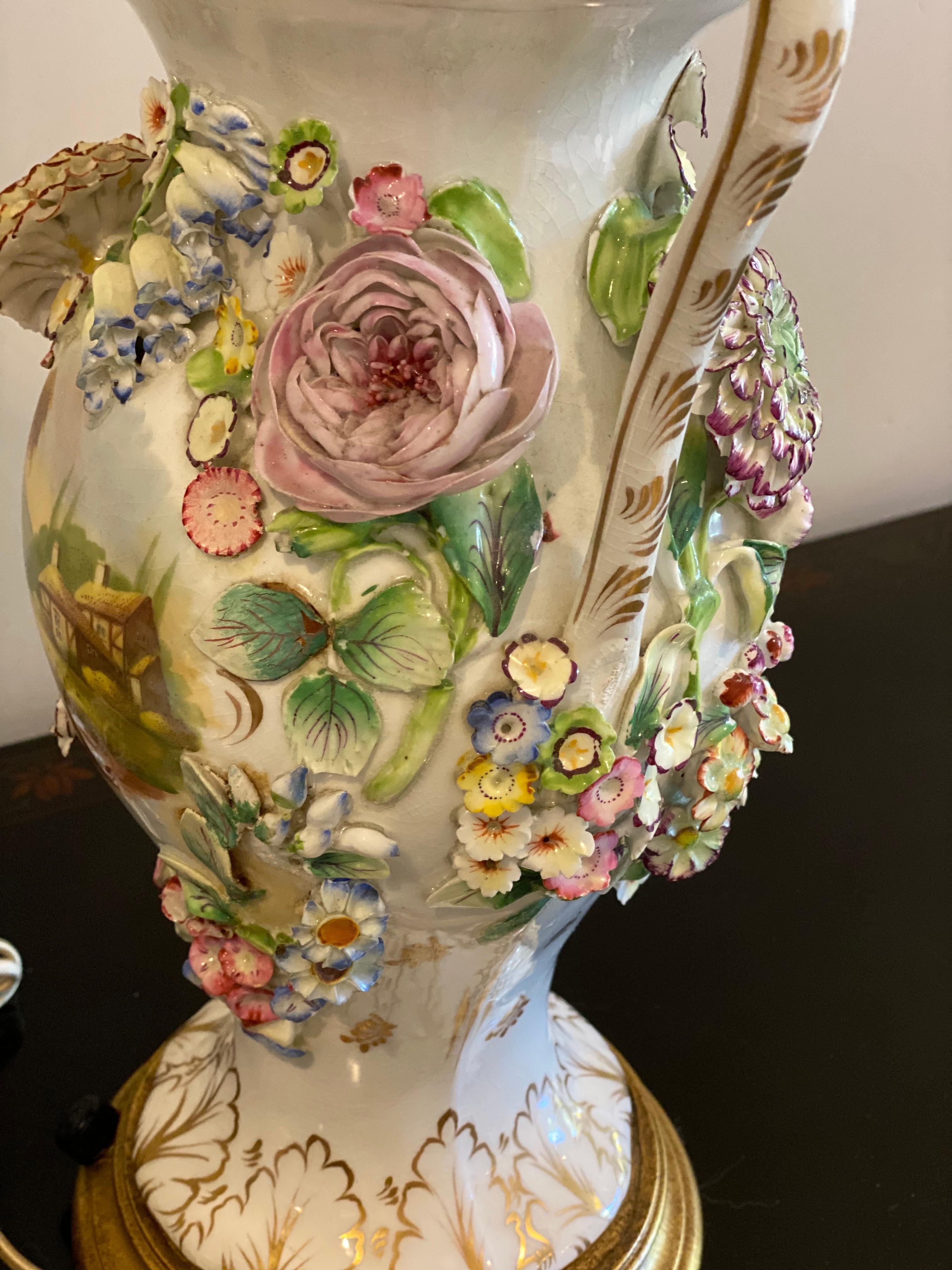 Paire de vases à deux bras en porcelaine Coalport Porcelain anglaise du C.I.C. transformés en lampes Bon état - En vente à Southampton, NY