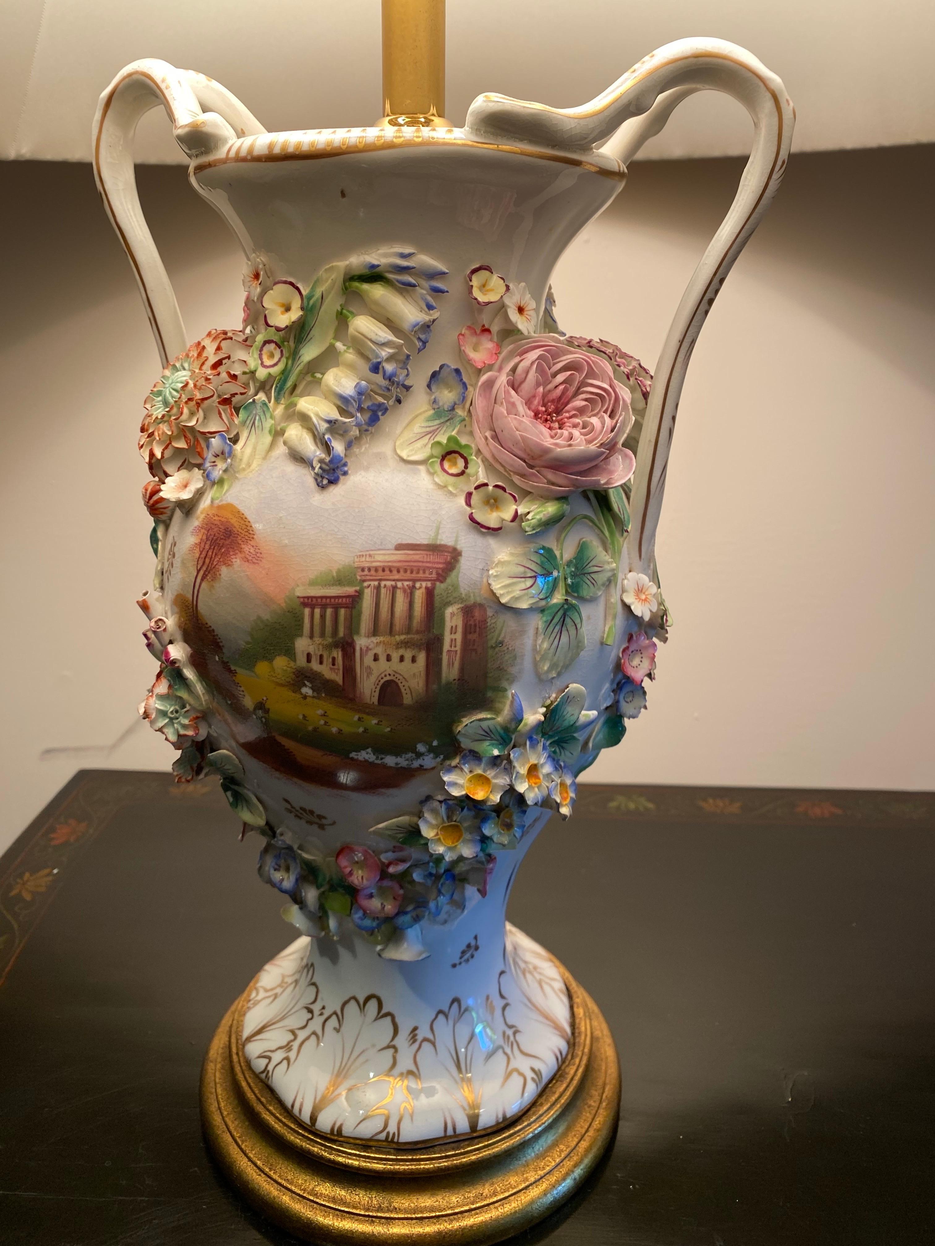 Paire de vases à deux bras en porcelaine Coalport Porcelain anglaise du C.I.C. transformés en lampes en vente 1