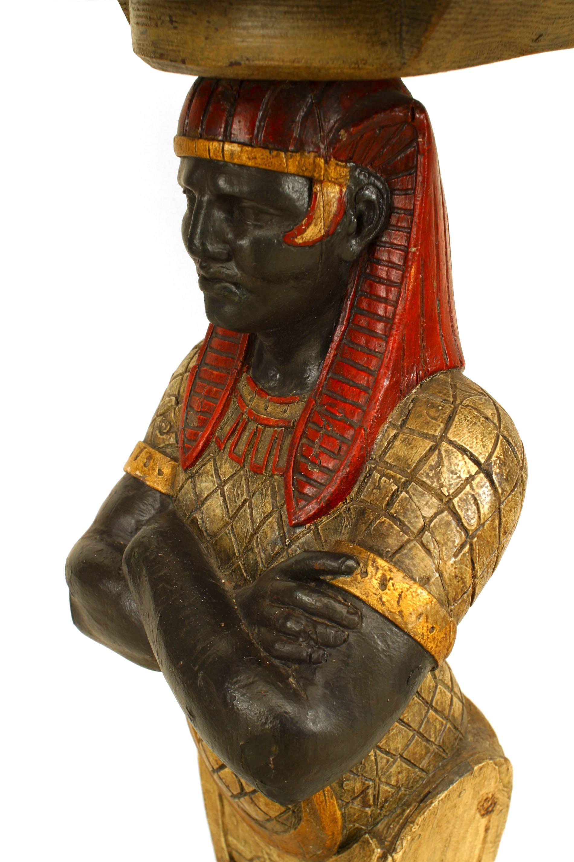 Bois Paire de consoles figuratives peintes en faux marbre de style égyptien en vente