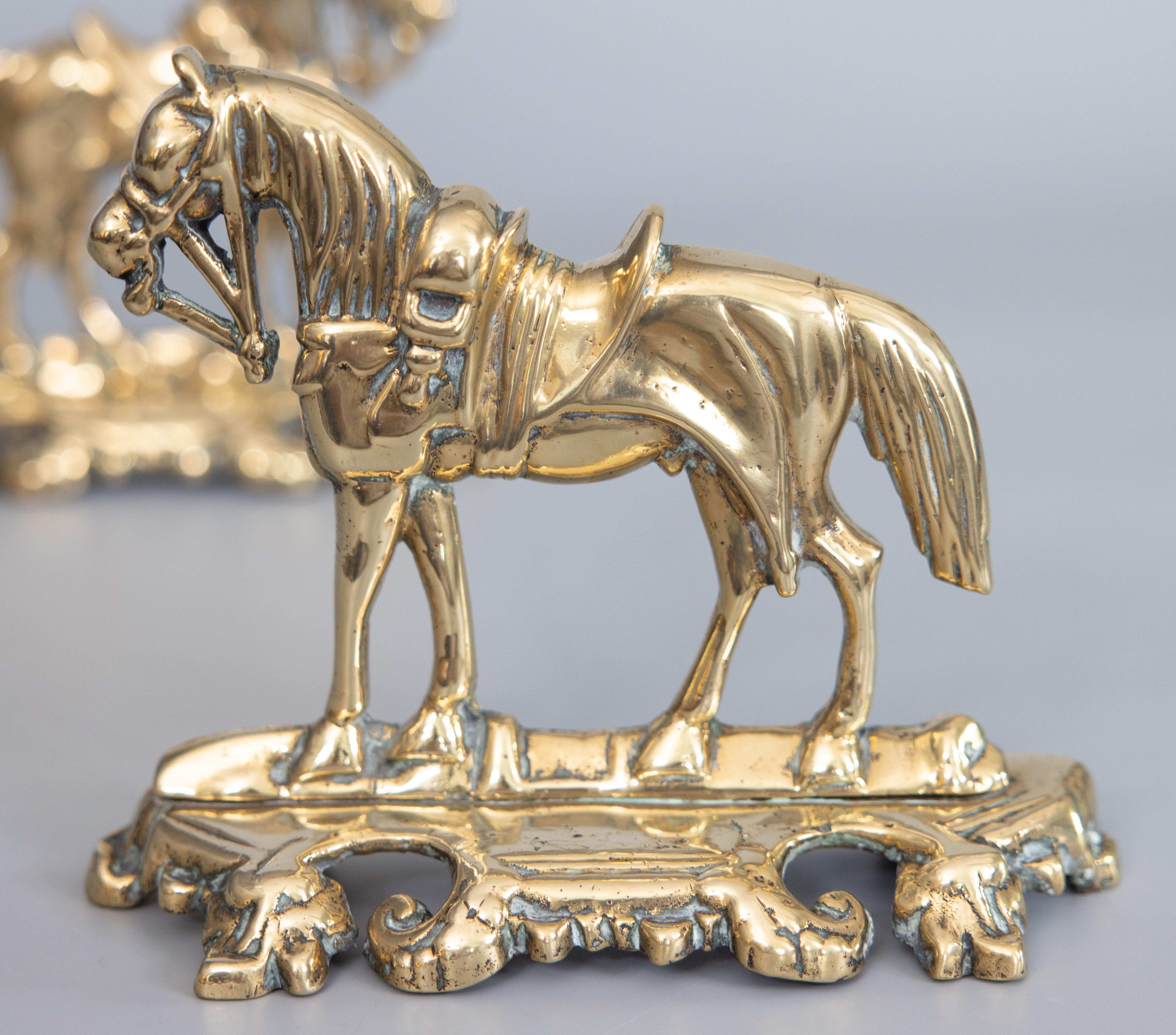 Paar englische Pferde mit Messingpferden, 19. Jahrhundert, Kaminsims-Dekorationen (Englisch) im Angebot