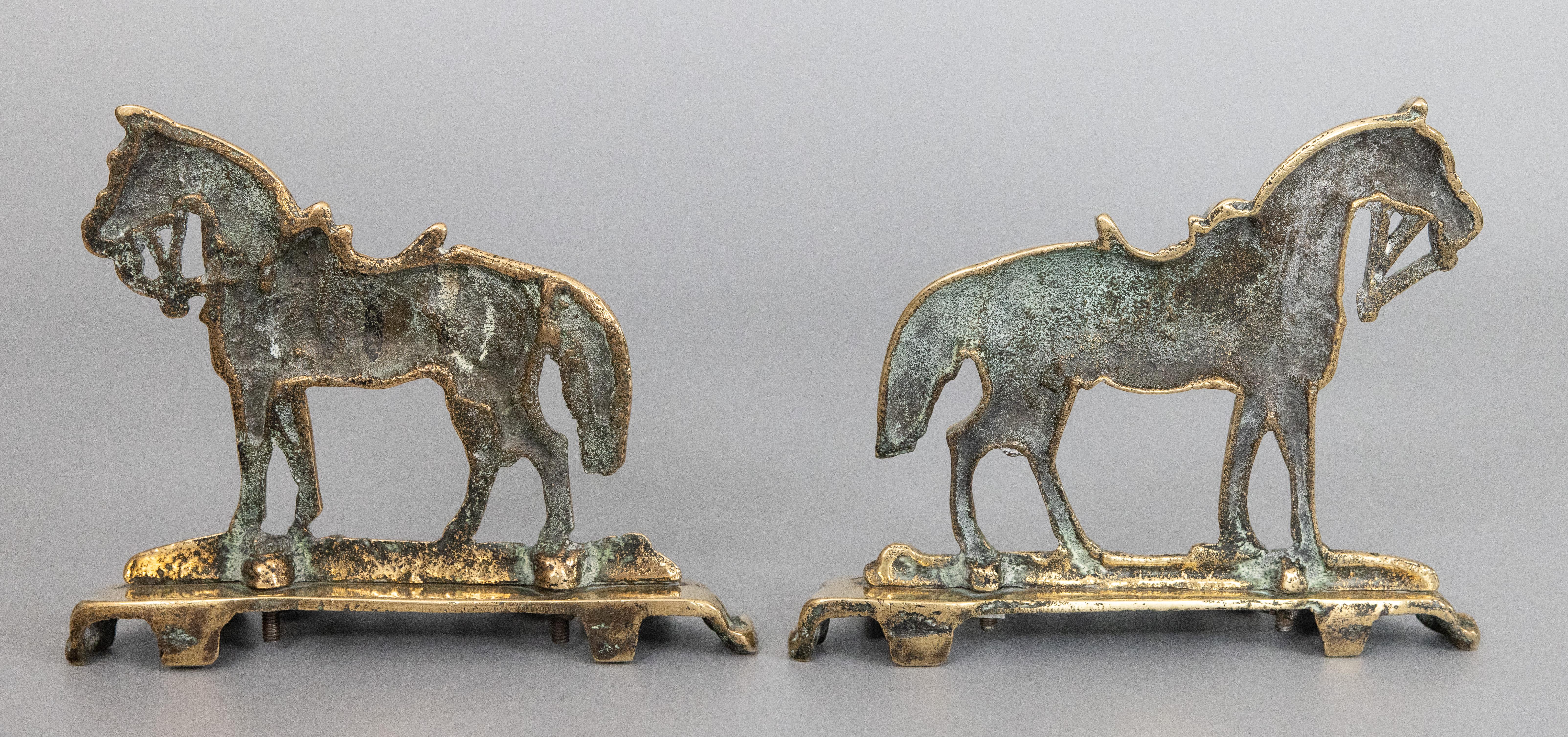 Paar englische Pferde mit Messingpferden, 19. Jahrhundert, Kaminsims-Dekorationen im Zustand „Gut“ im Angebot in Pearland, TX