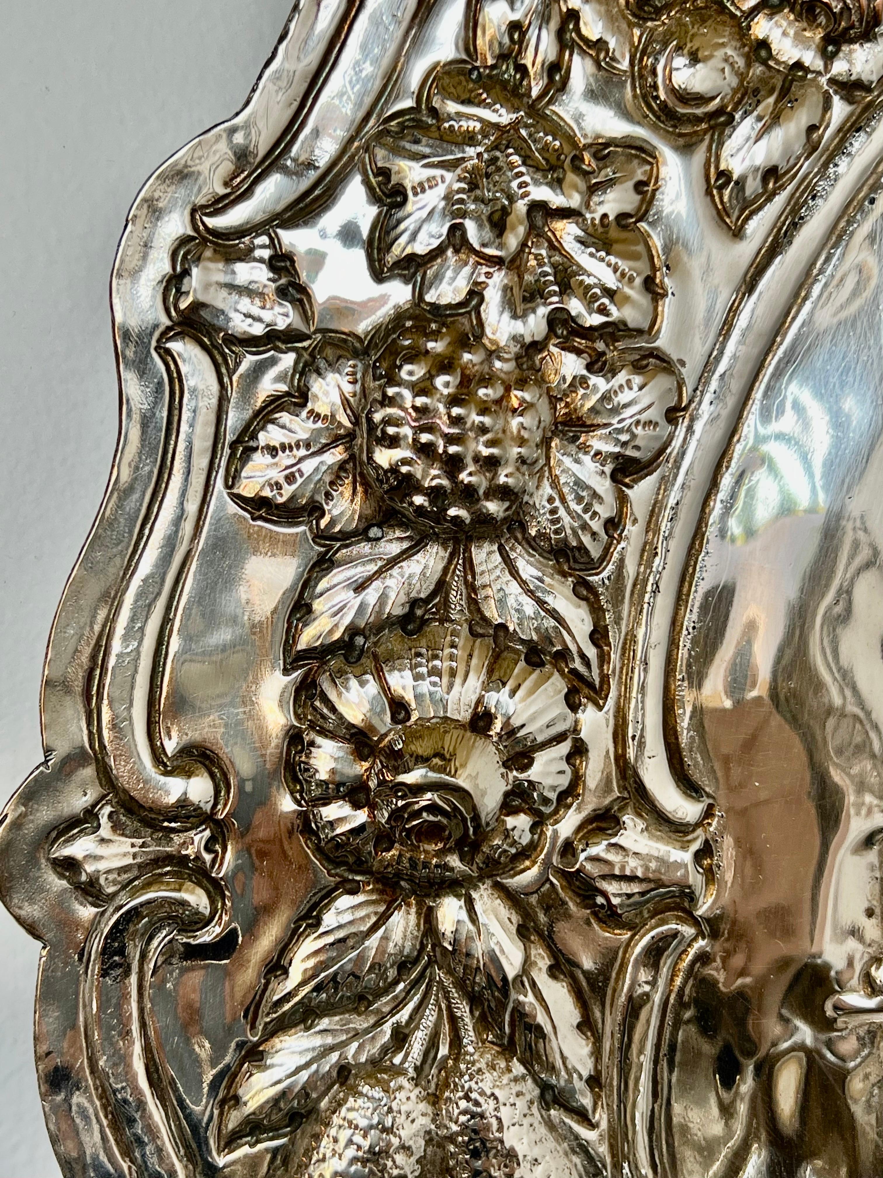 Pareja de candelabros plateados ingleses del s. XIX en venta 2