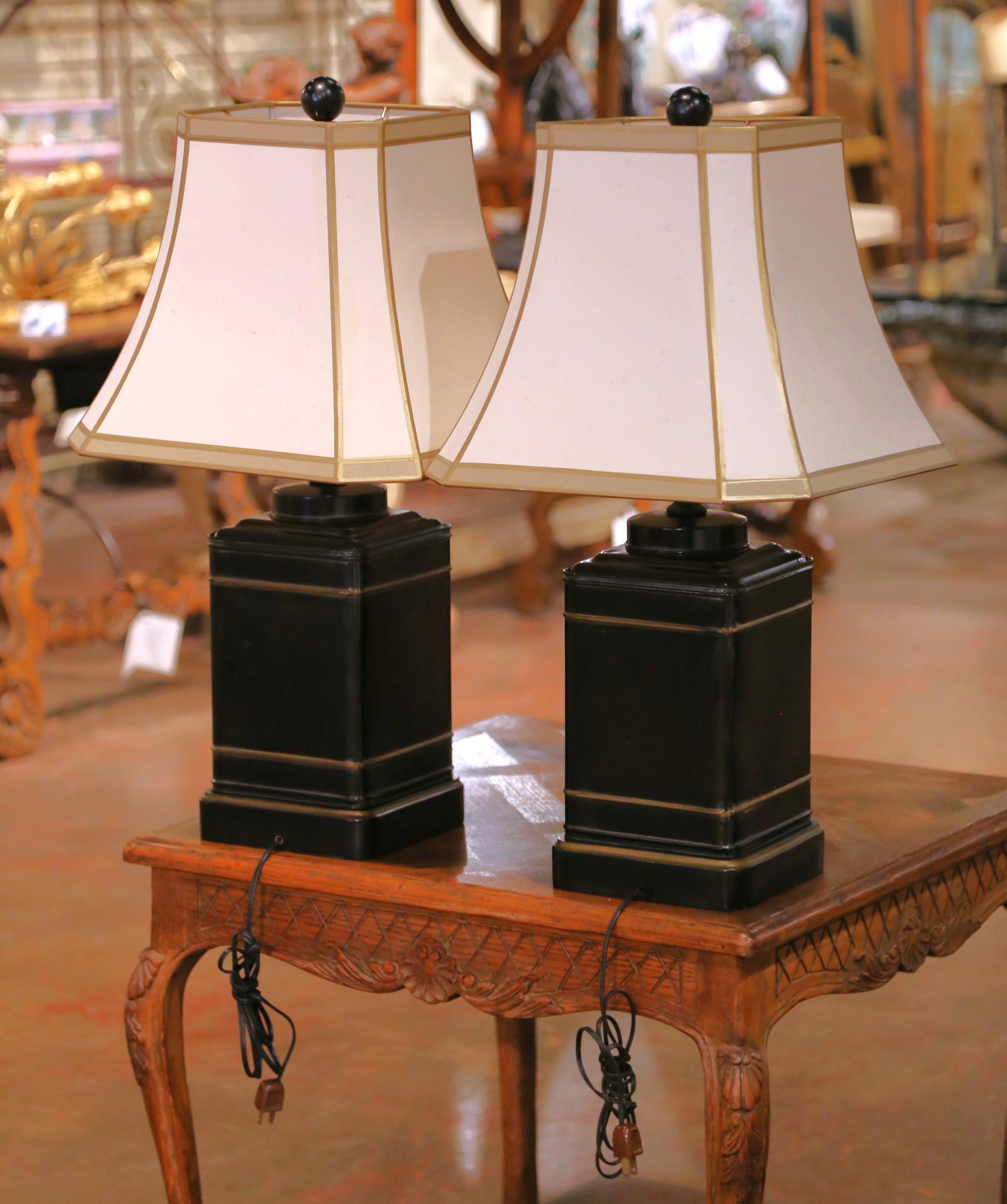 Paire de lampes en étole victoriennes anglaises du 19e C. avec médaillons classiques en vente 2