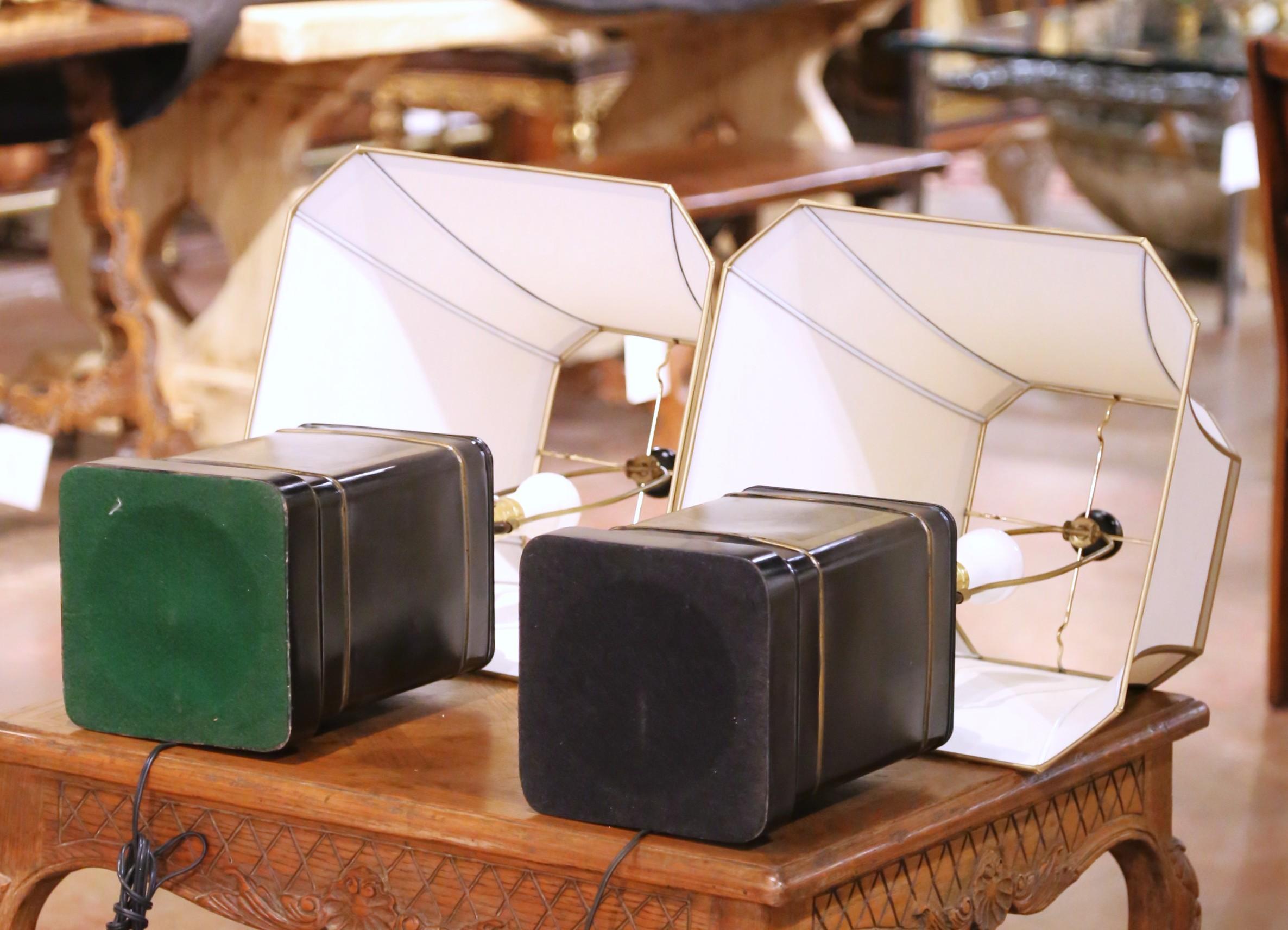 Paire de lampes en étole victoriennes anglaises du 19e C. avec médaillons classiques en vente 3