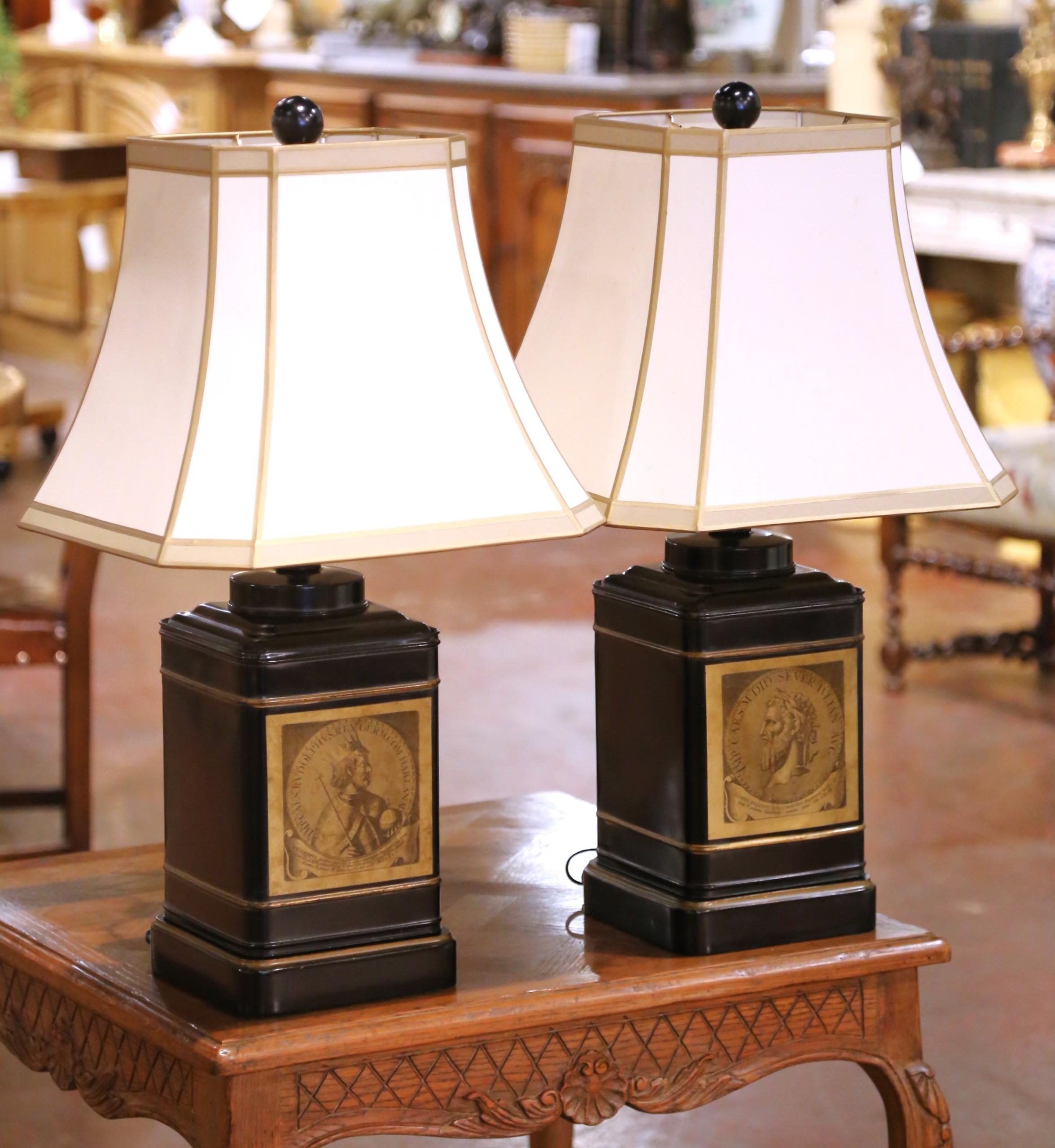 Néoclassique Paire de lampes en étole victoriennes anglaises du 19e C. avec médaillons classiques en vente