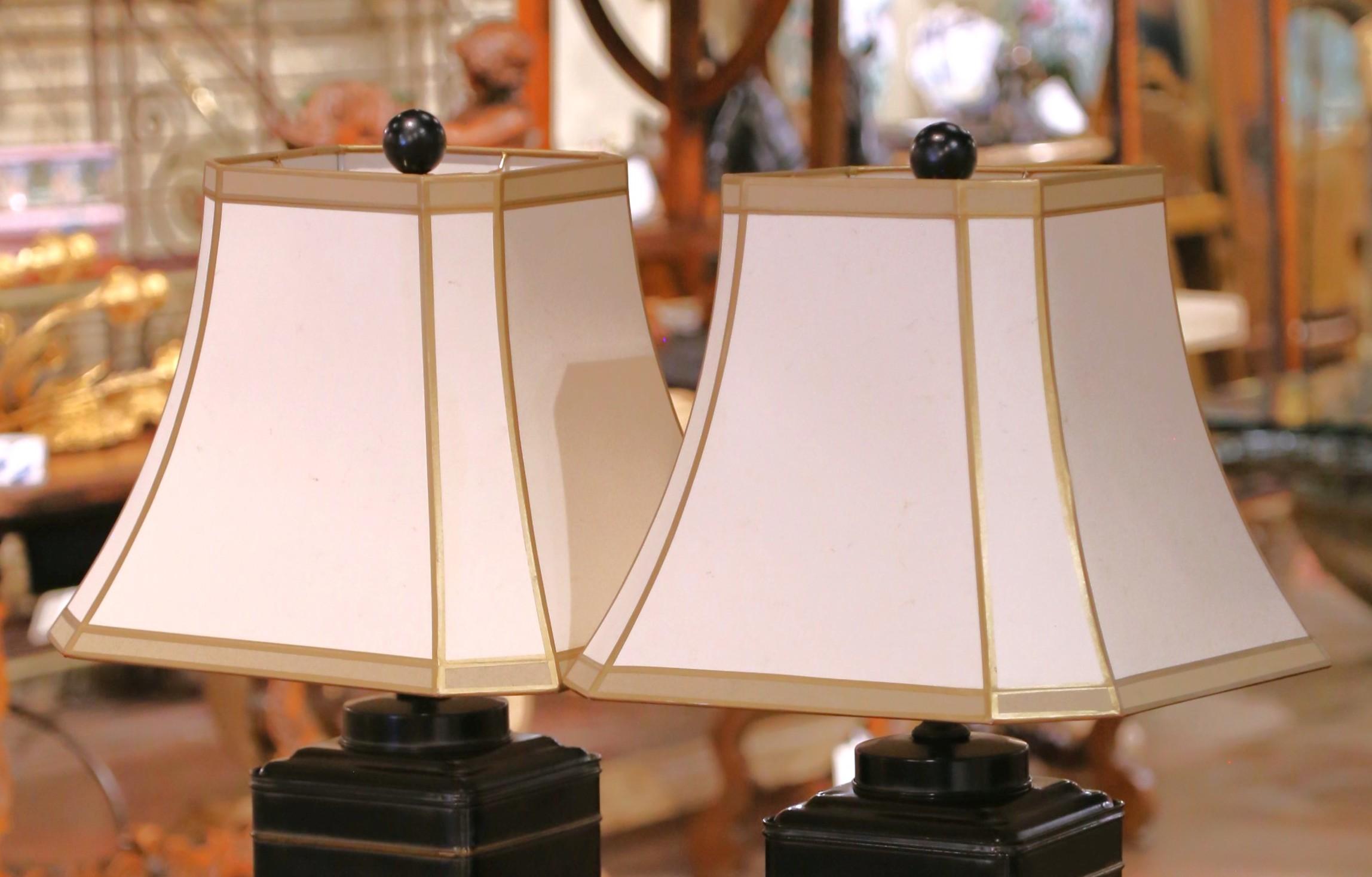 Anglais Paire de lampes en étole victoriennes anglaises du 19e C. avec médaillons classiques en vente