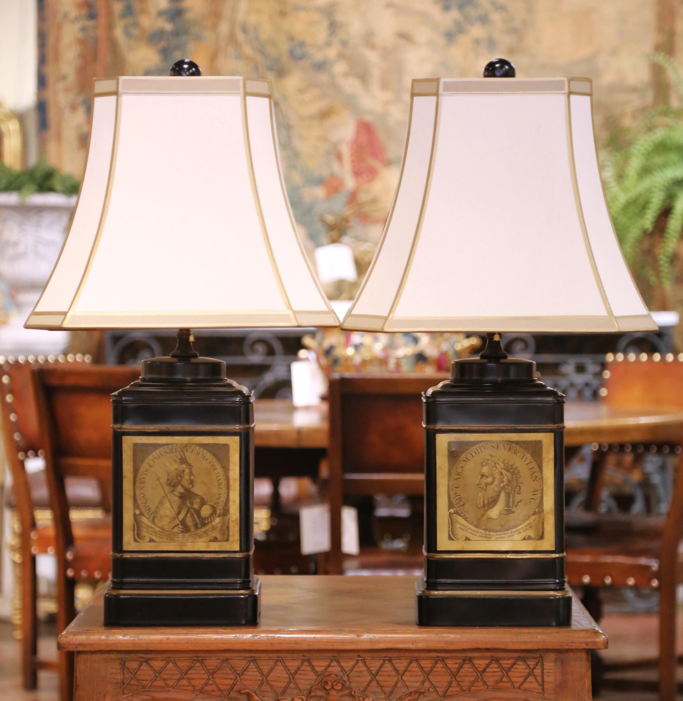 Doré Paire de lampes en étole victoriennes anglaises du 19e C. avec médaillons classiques en vente