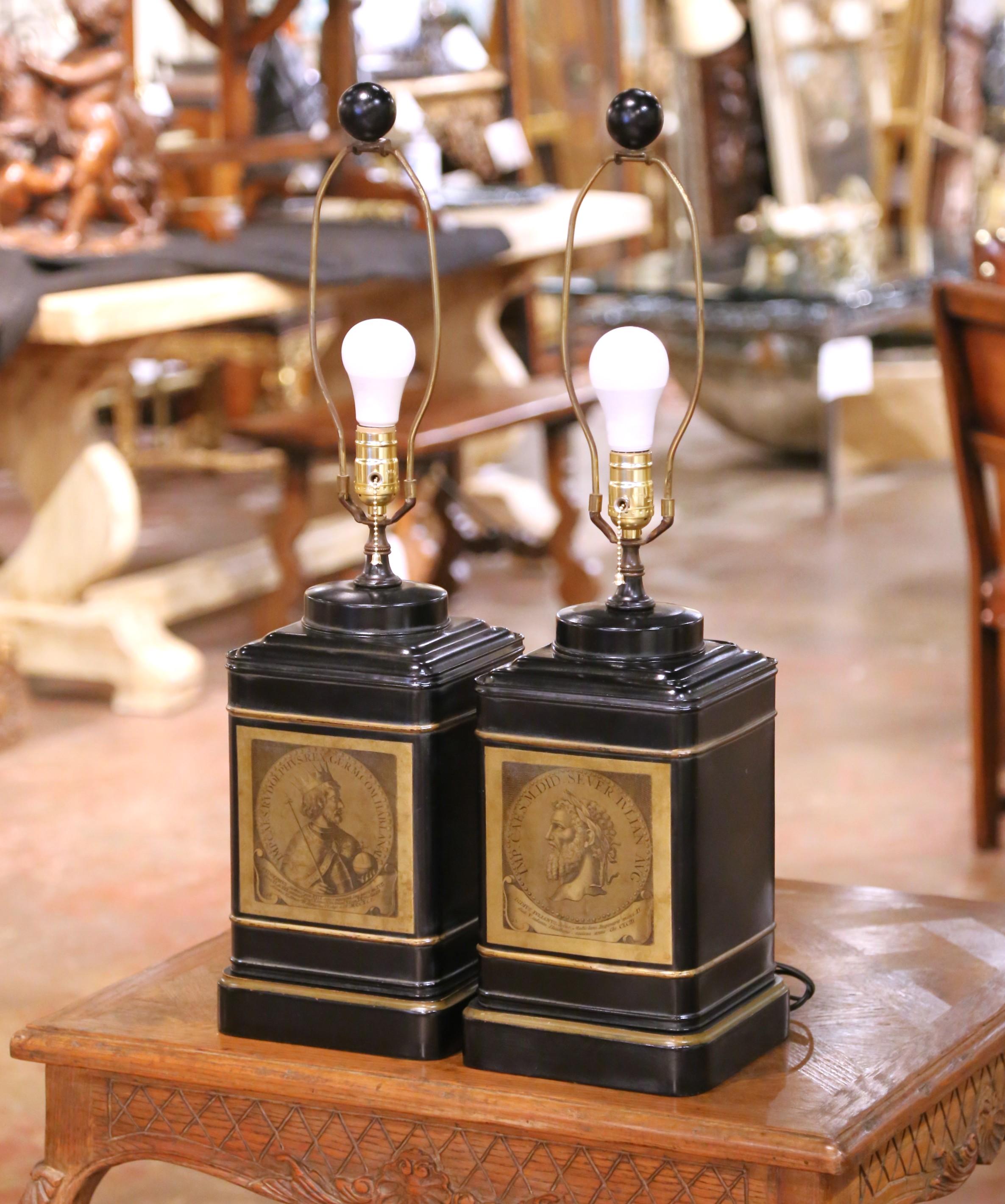 Paire de lampes en étole victoriennes anglaises du 19e C. avec médaillons classiques en vente 1