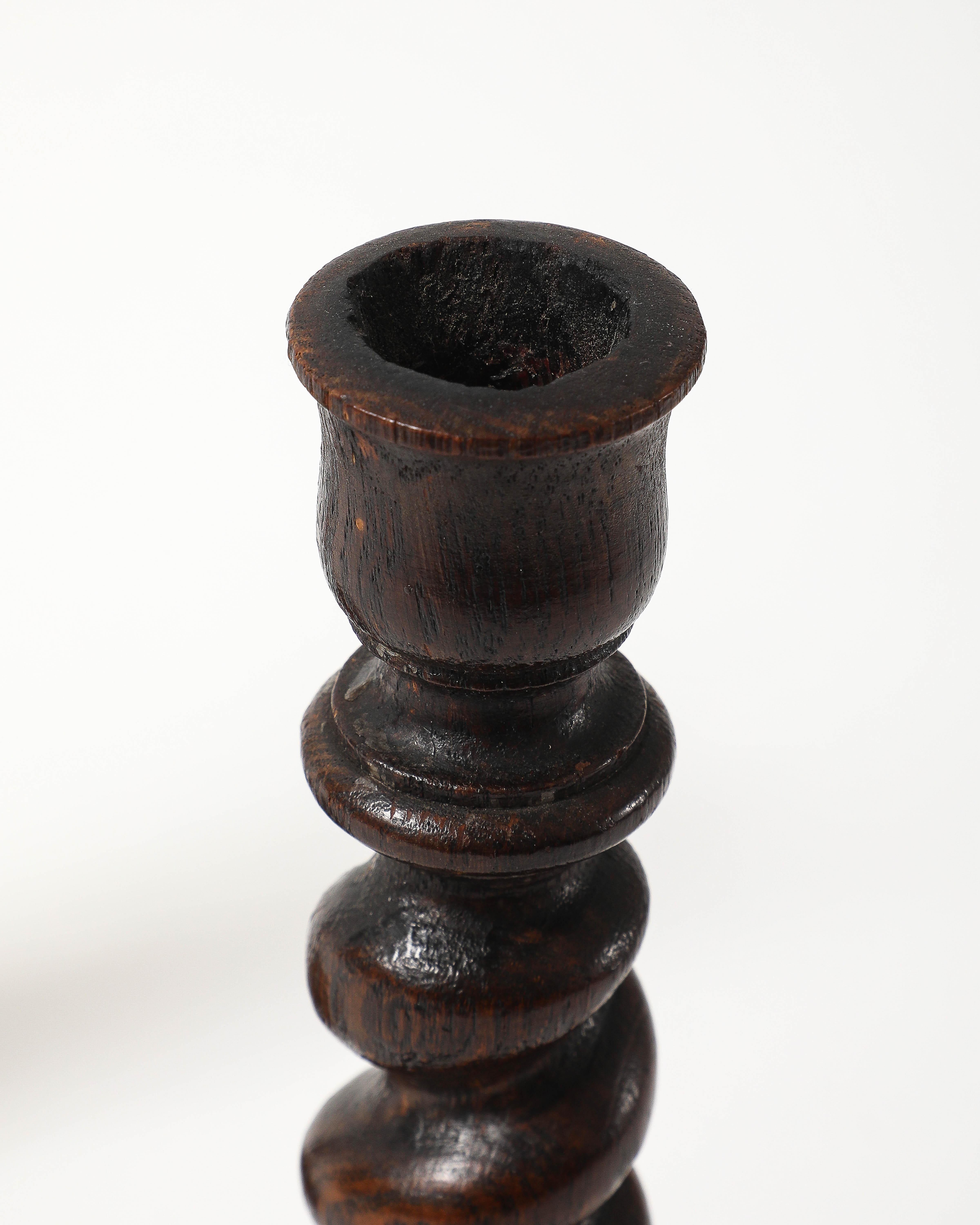 Coppia di portacandele inglesi del XIX secolo in legno di orzo con base ornamentale in vendita 5