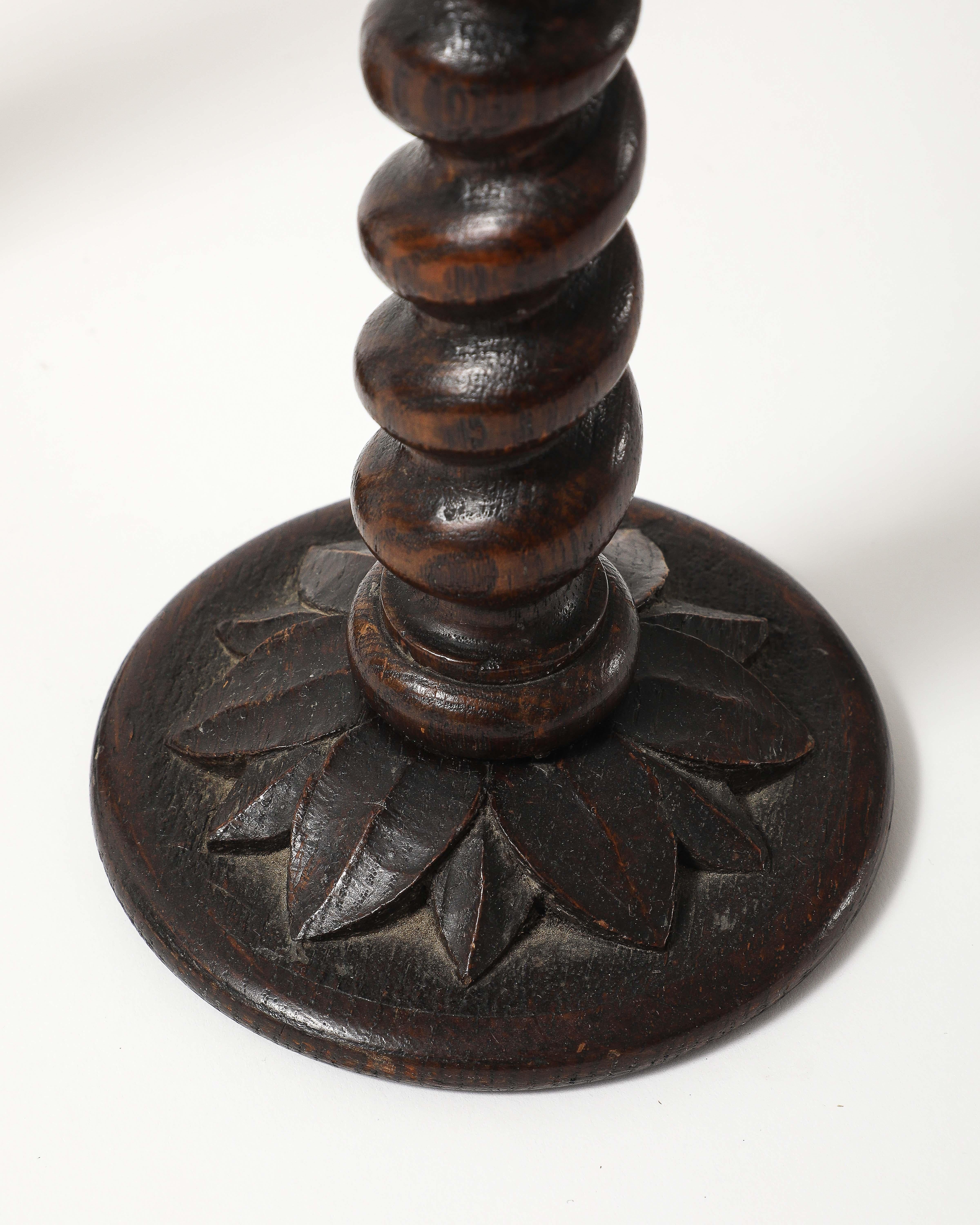 Coppia di portacandele inglesi del XIX secolo in legno di orzo con base ornamentale in vendita 6