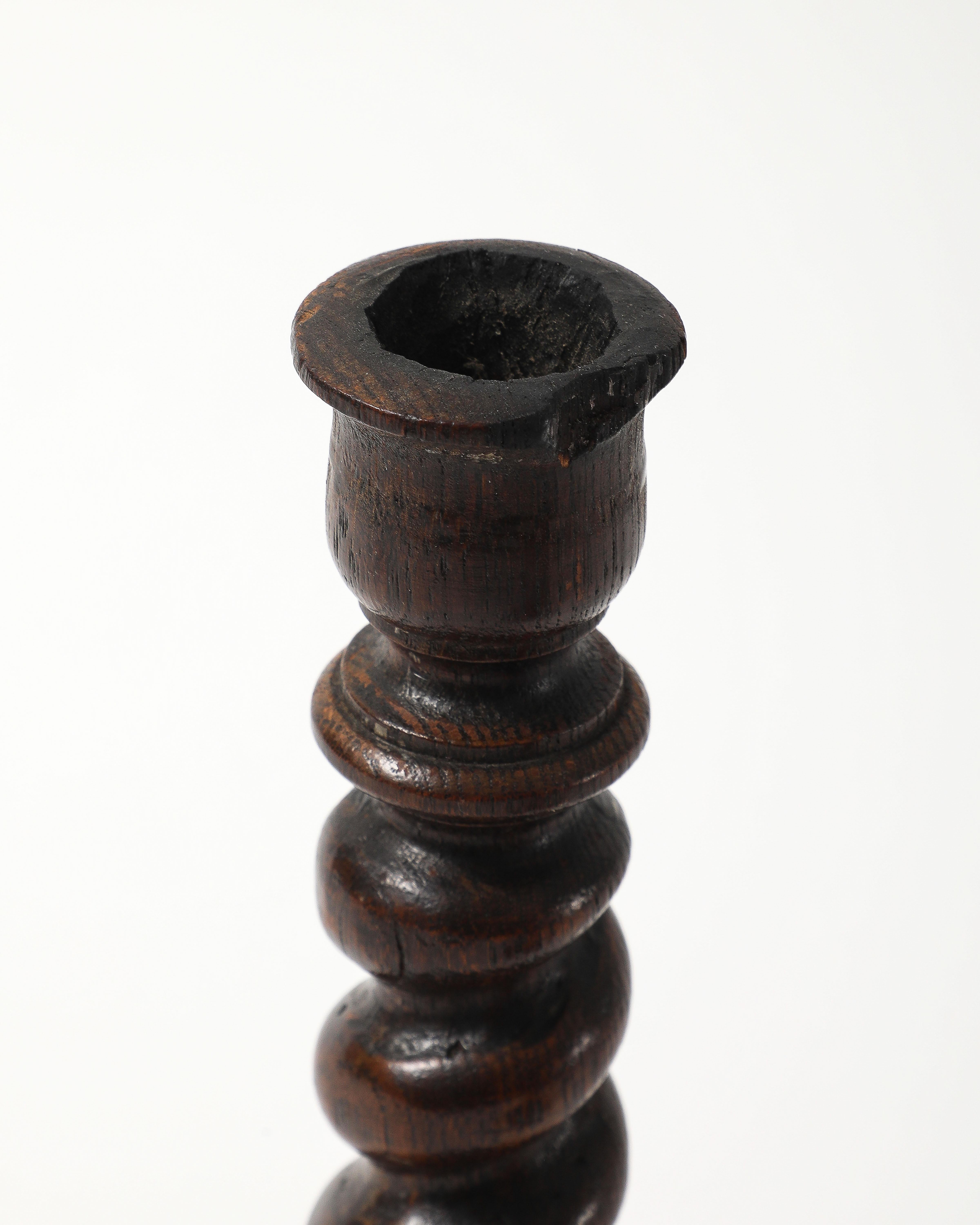 Coppia di portacandele inglesi del XIX secolo in legno di orzo con base ornamentale in vendita 7