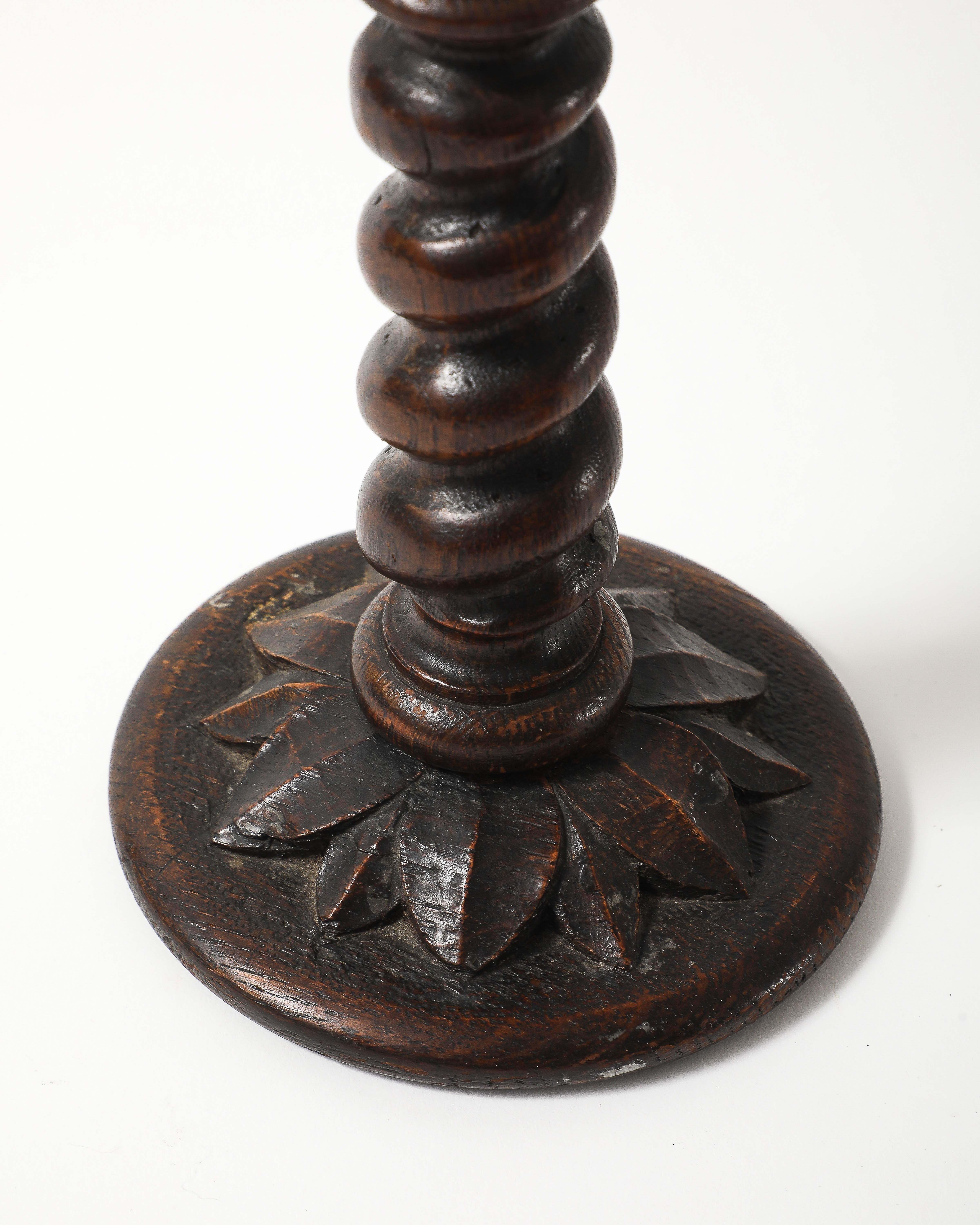 Coppia di portacandele inglesi del XIX secolo in legno di orzo con base ornamentale in vendita 8