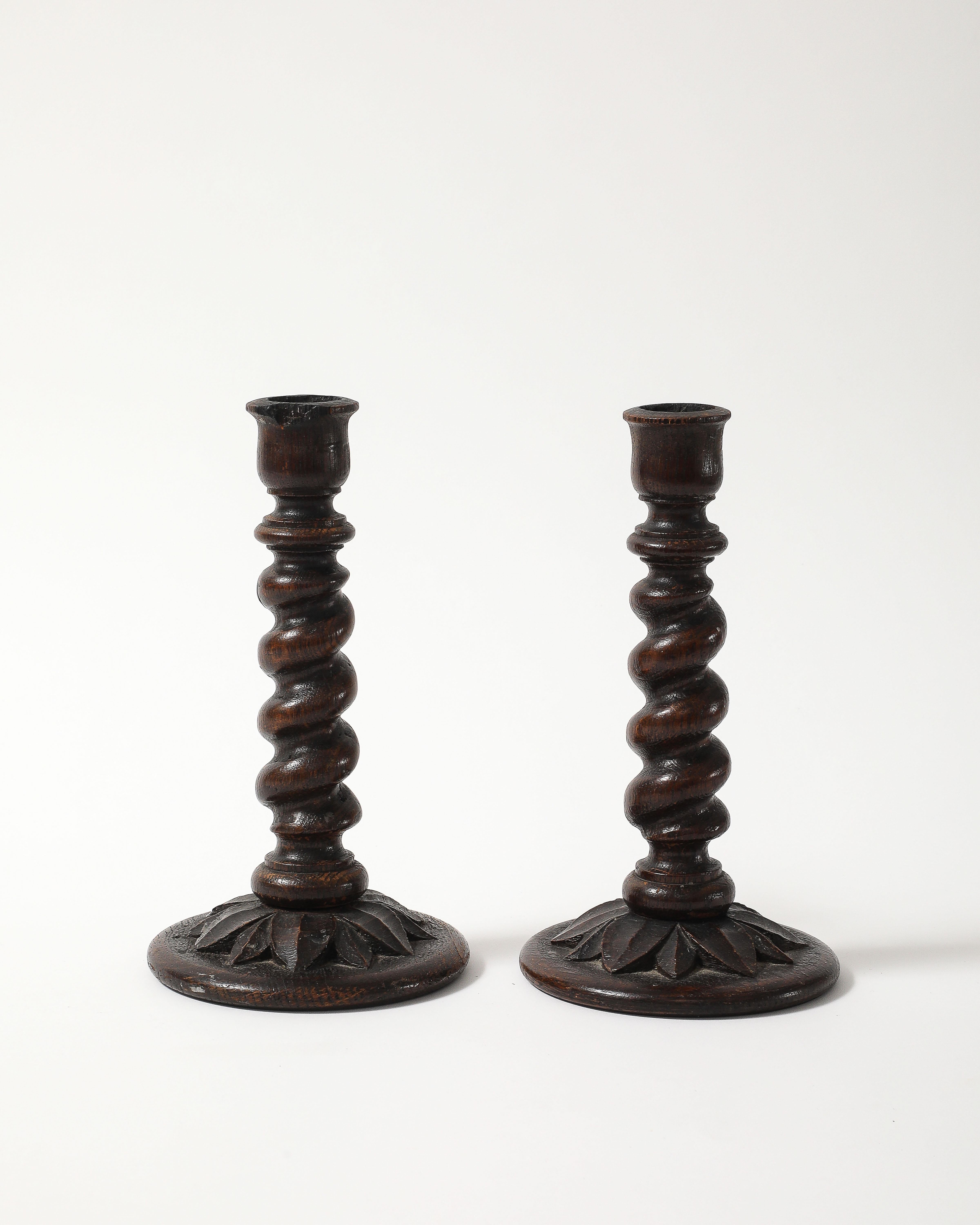 Inglese Coppia di portacandele inglesi del XIX secolo in legno di orzo con base ornamentale in vendita