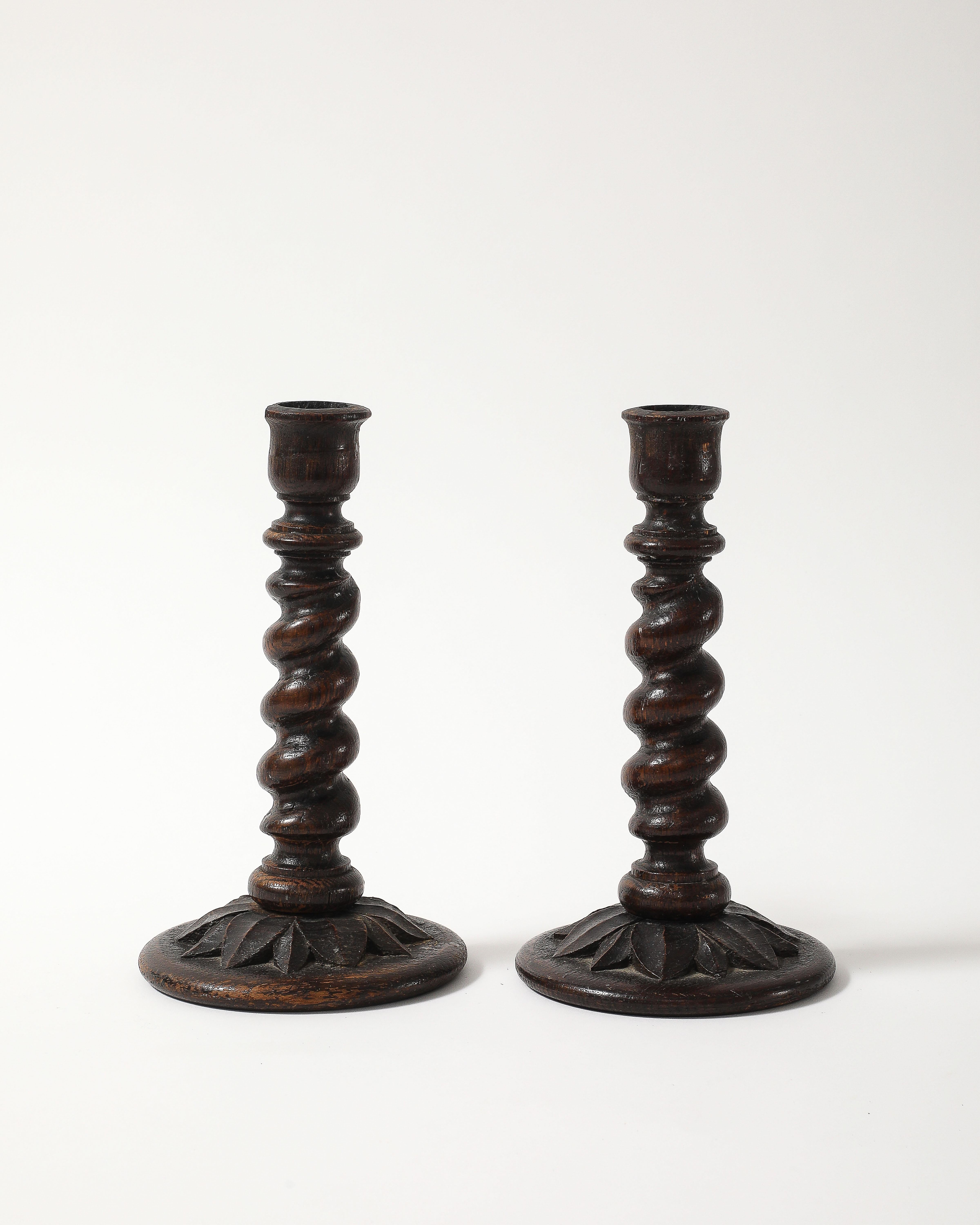 Coppia di portacandele inglesi del XIX secolo in legno di orzo con base ornamentale In condizioni discrete in vendita a New York City, NY