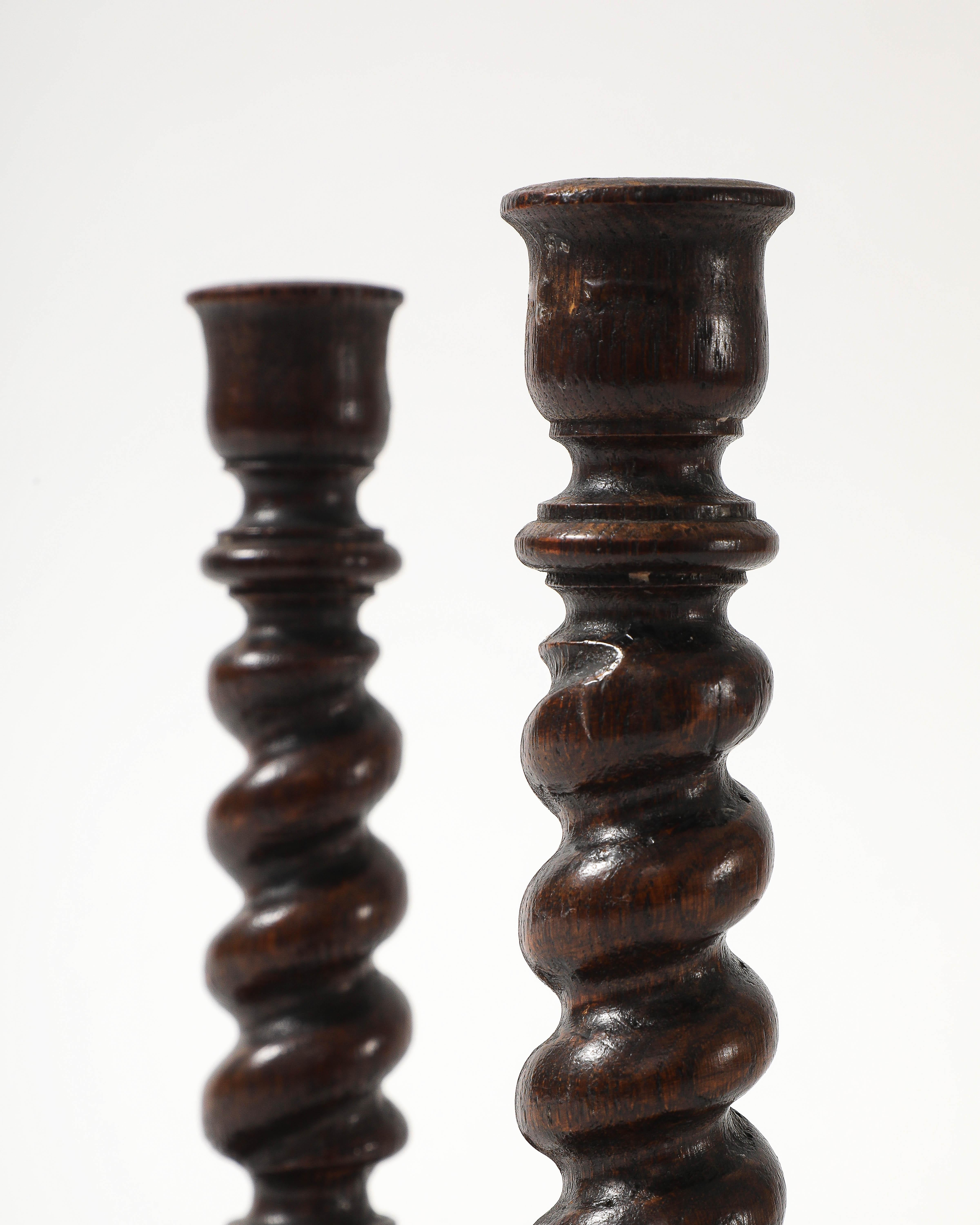 Coppia di portacandele inglesi del XIX secolo in legno di orzo con base ornamentale in vendita 1