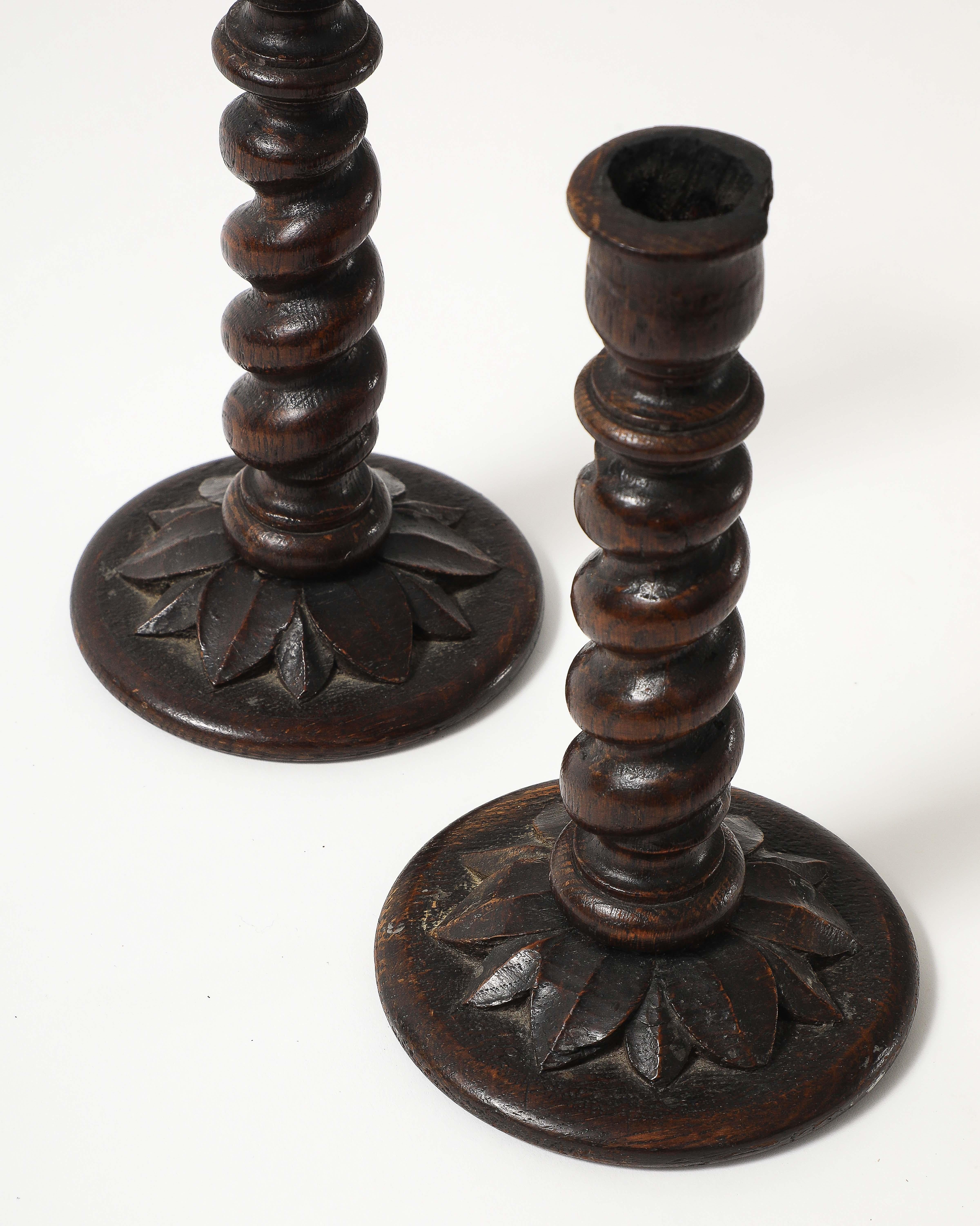 Coppia di portacandele inglesi del XIX secolo in legno di orzo con base ornamentale in vendita 2