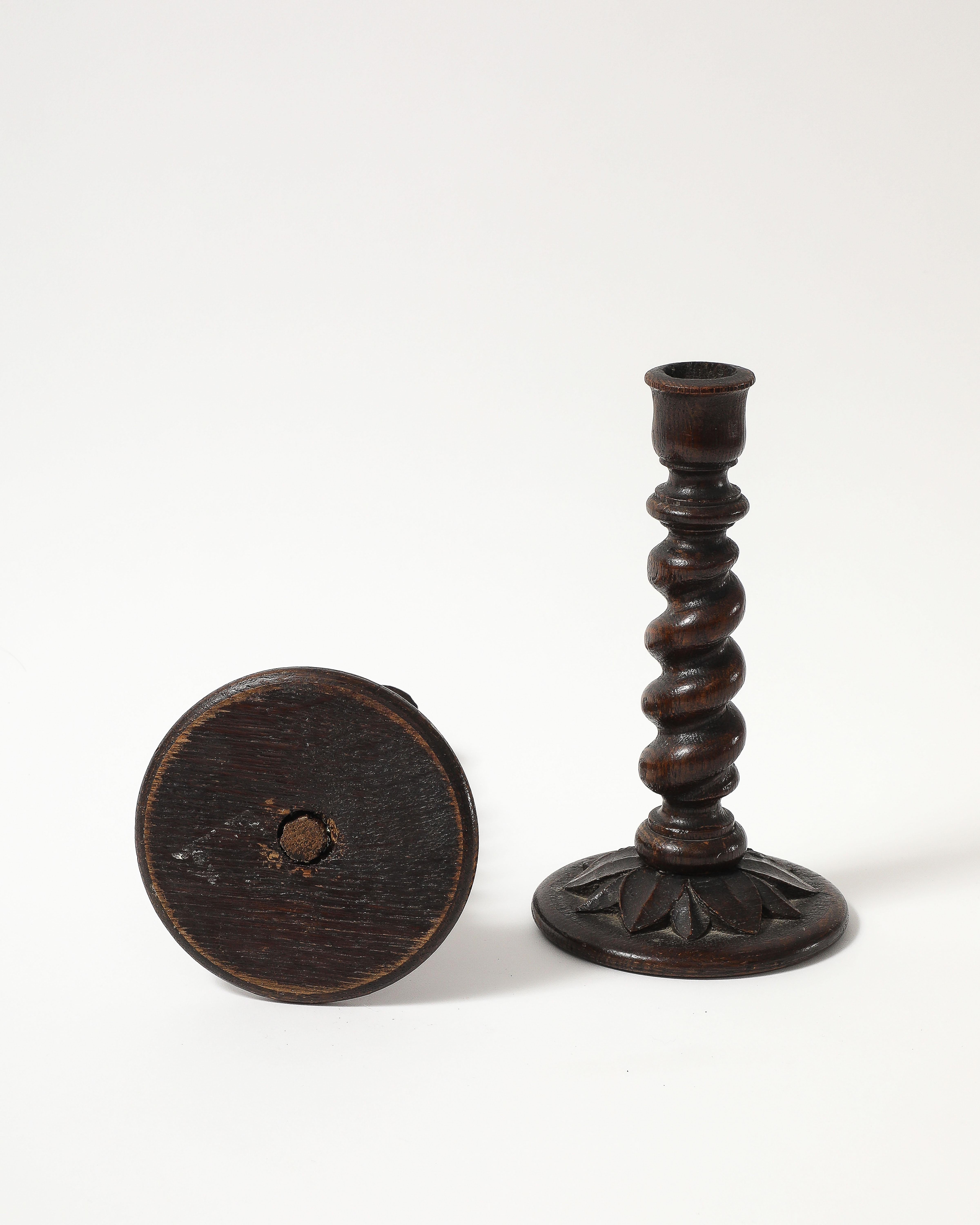 Coppia di portacandele inglesi del XIX secolo in legno di orzo con base ornamentale in vendita 3