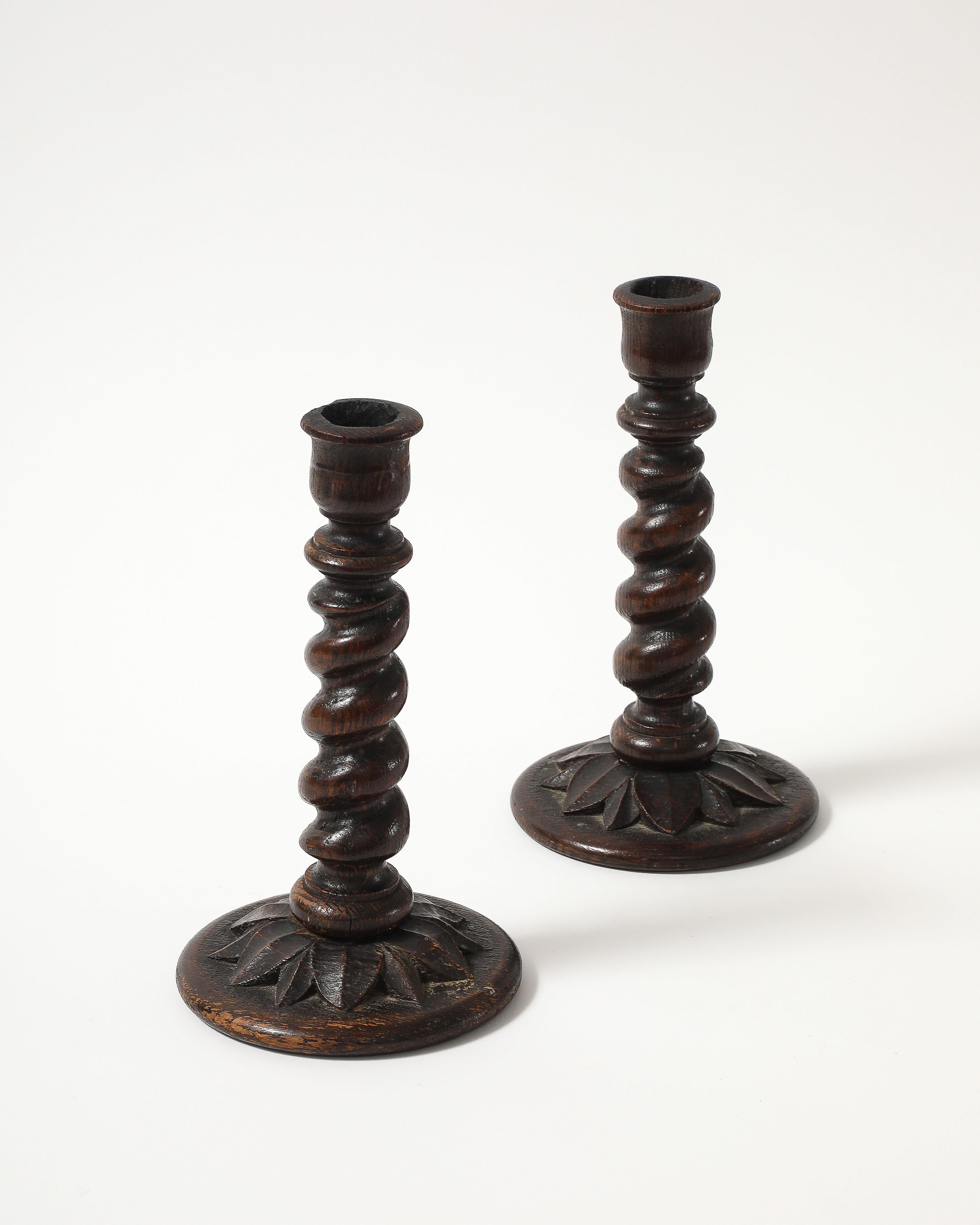 Coppia di portacandele inglesi del XIX secolo in legno di orzo con base ornamentale in vendita 4