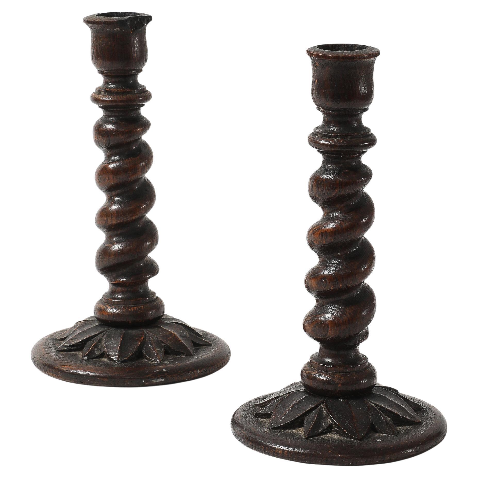 Coppia di portacandele inglesi del XIX secolo in legno di orzo con base ornamentale