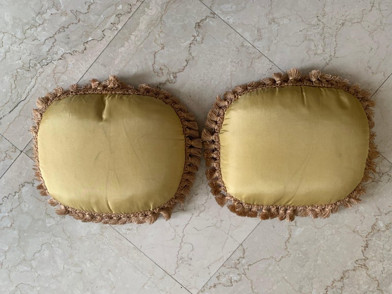 Hand-Woven Pair of French Provincial Pillows with Foliage and Petite Tassels For Sale
