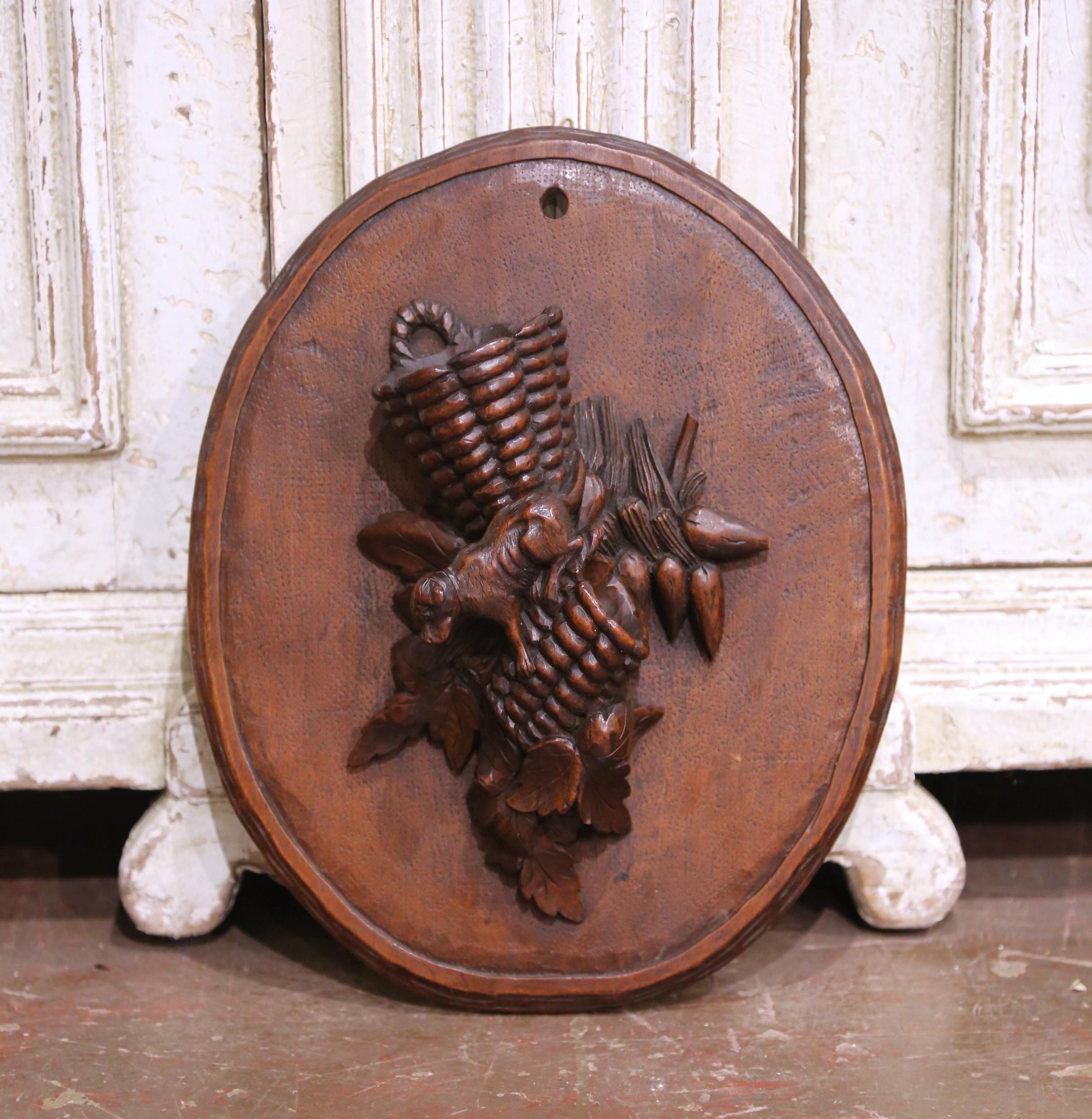 Forêt-Noire Paire de plaques murales en noyer sculpté pour le gibier et les récoltes, datant du 19ème siècle, en provenance de France. en vente