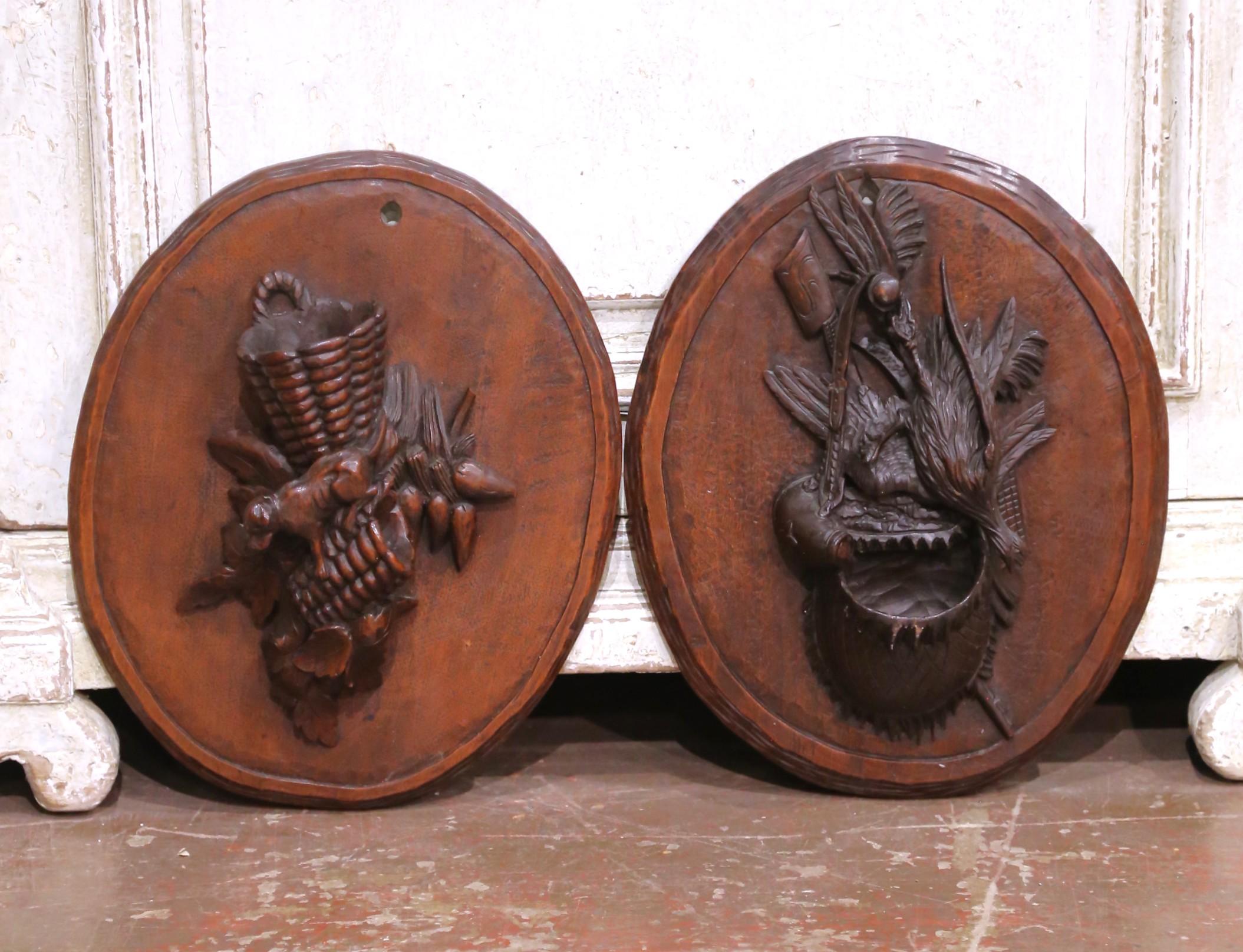 Sculpté à la main Paire de plaques murales en noyer sculpté pour le gibier et les récoltes, datant du 19ème siècle, en provenance de France. en vente