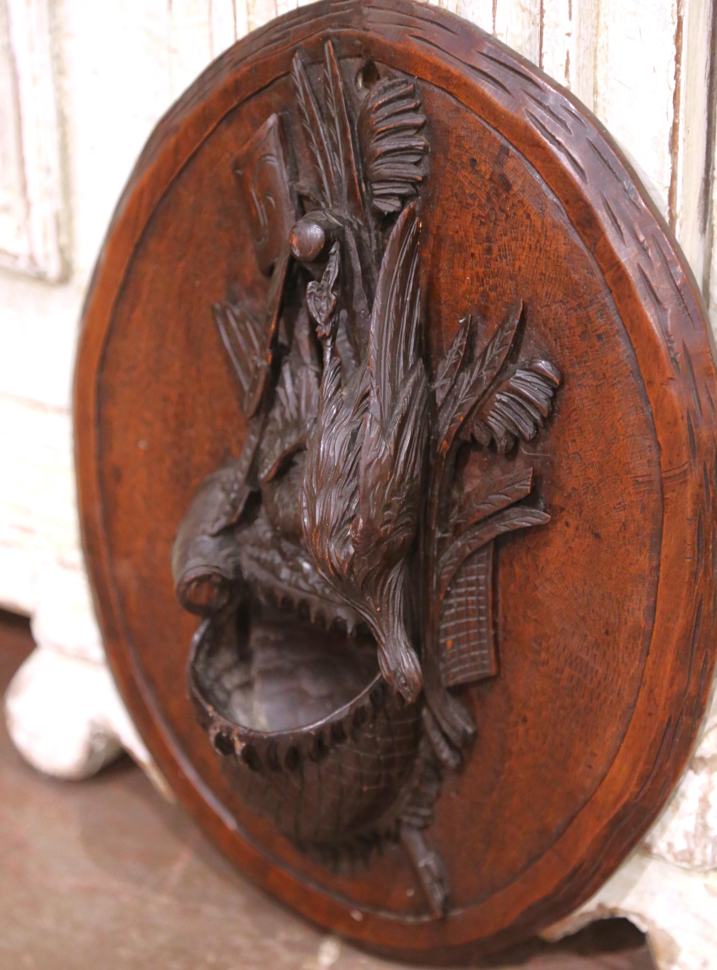 Paire de plaques murales en noyer sculpté pour le gibier et les récoltes, datant du 19ème siècle, en provenance de France. en vente 1