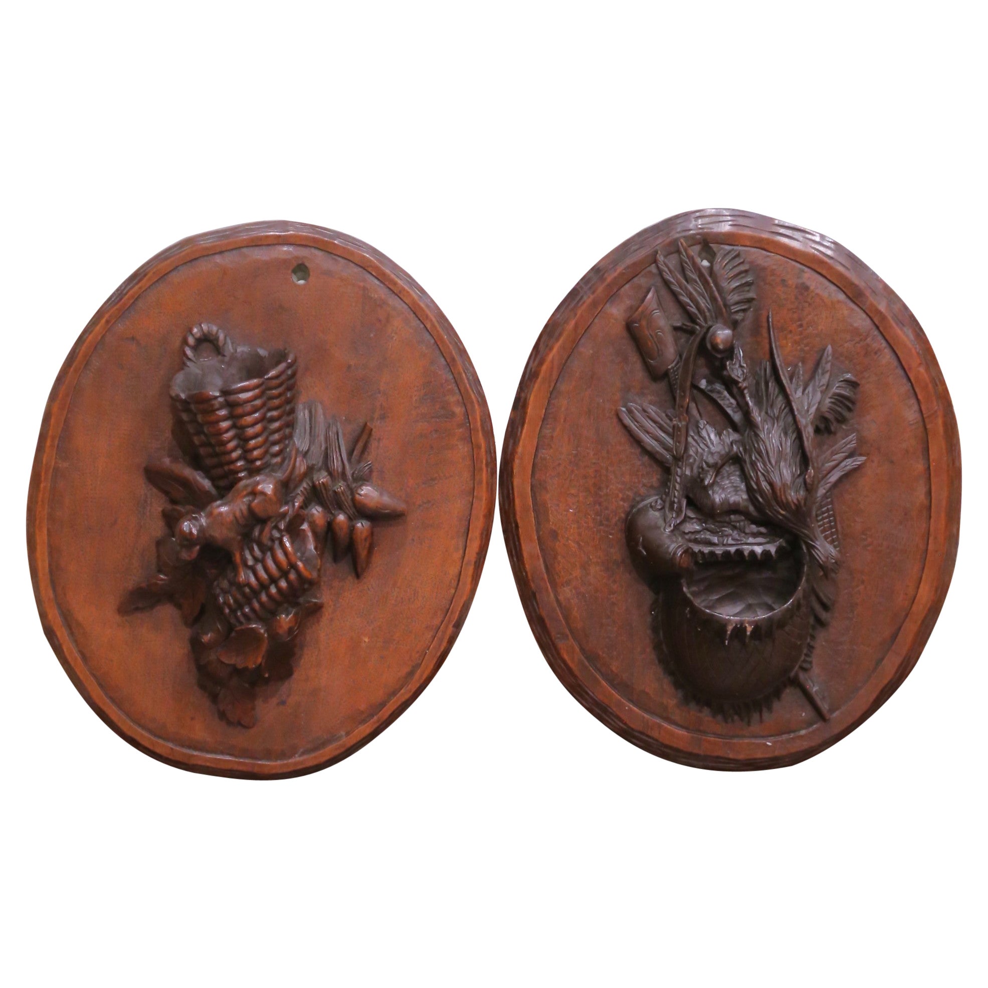 Paire de plaques murales en noyer sculpté pour le gibier et les récoltes, datant du 19ème siècle, en provenance de France.