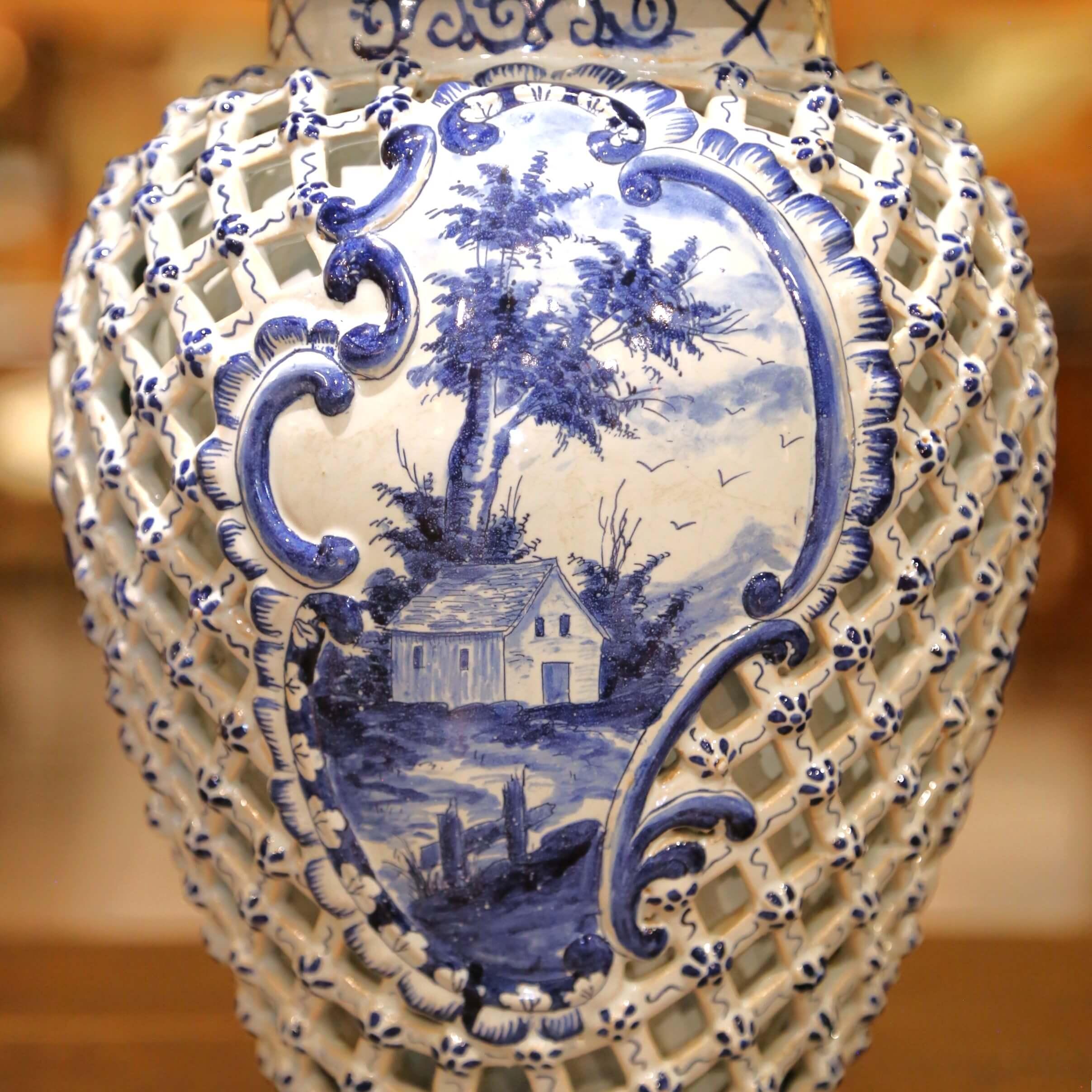 Paar französische blau-weiße Desvres-Deckelvasen im Delft-Stil aus dem 19. im Angebot 6