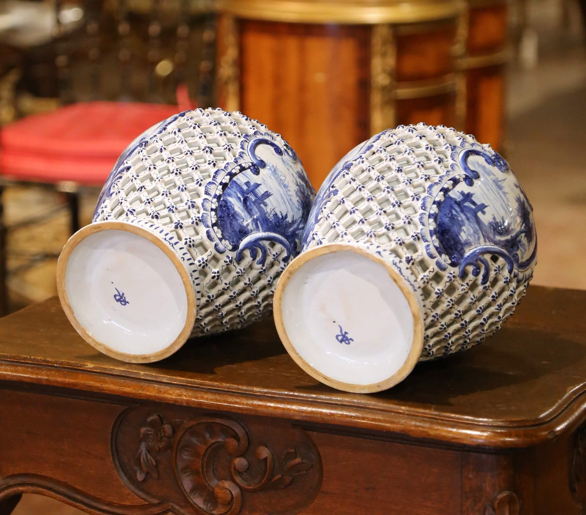 Paar französische blau-weiße Desvres-Deckelvasen im Delft-Stil aus dem 19. im Angebot 8